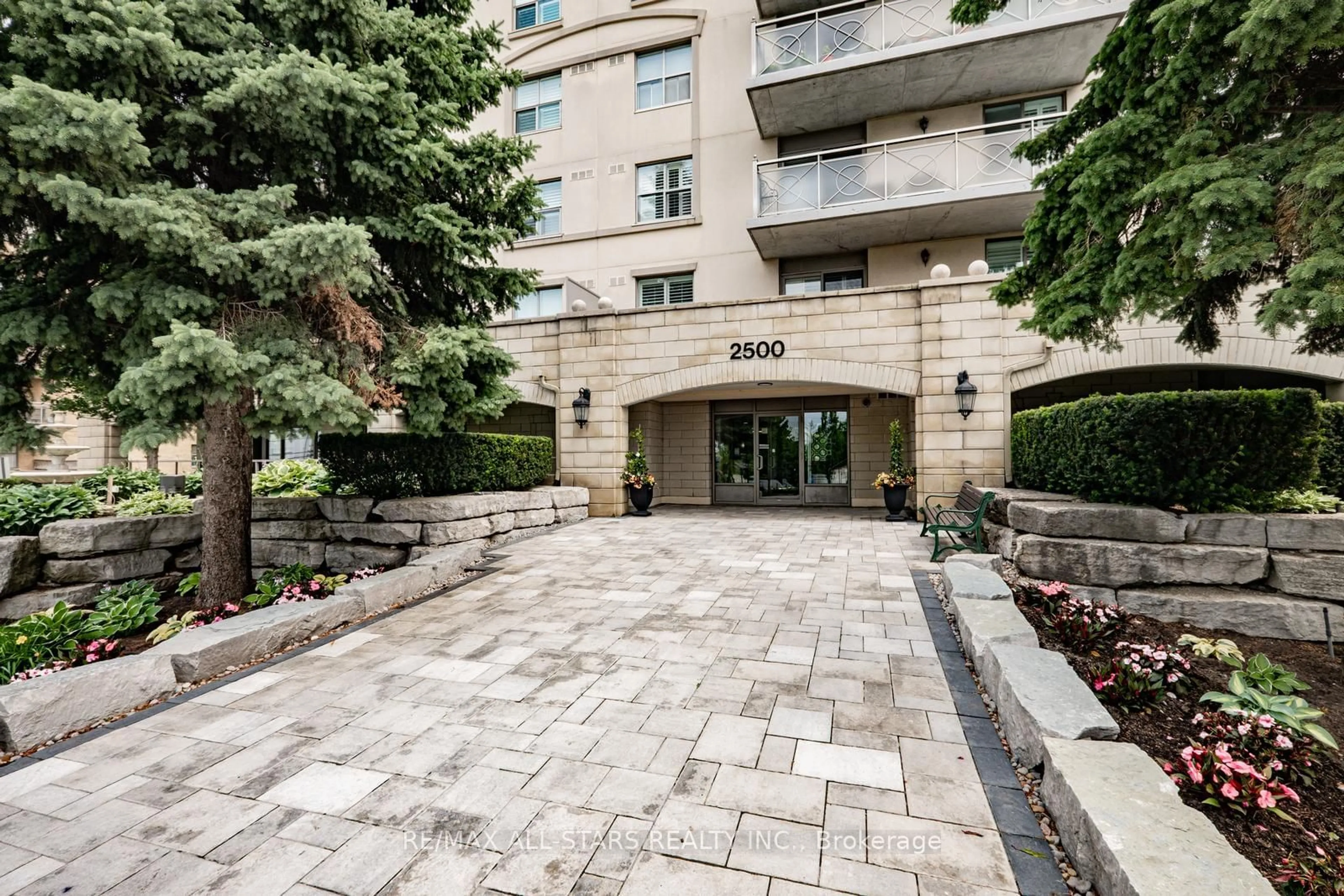 A pic from exterior of the house or condo for 2500 Rutherford Rd #205, Vaughan Ontario L4K 5N7
