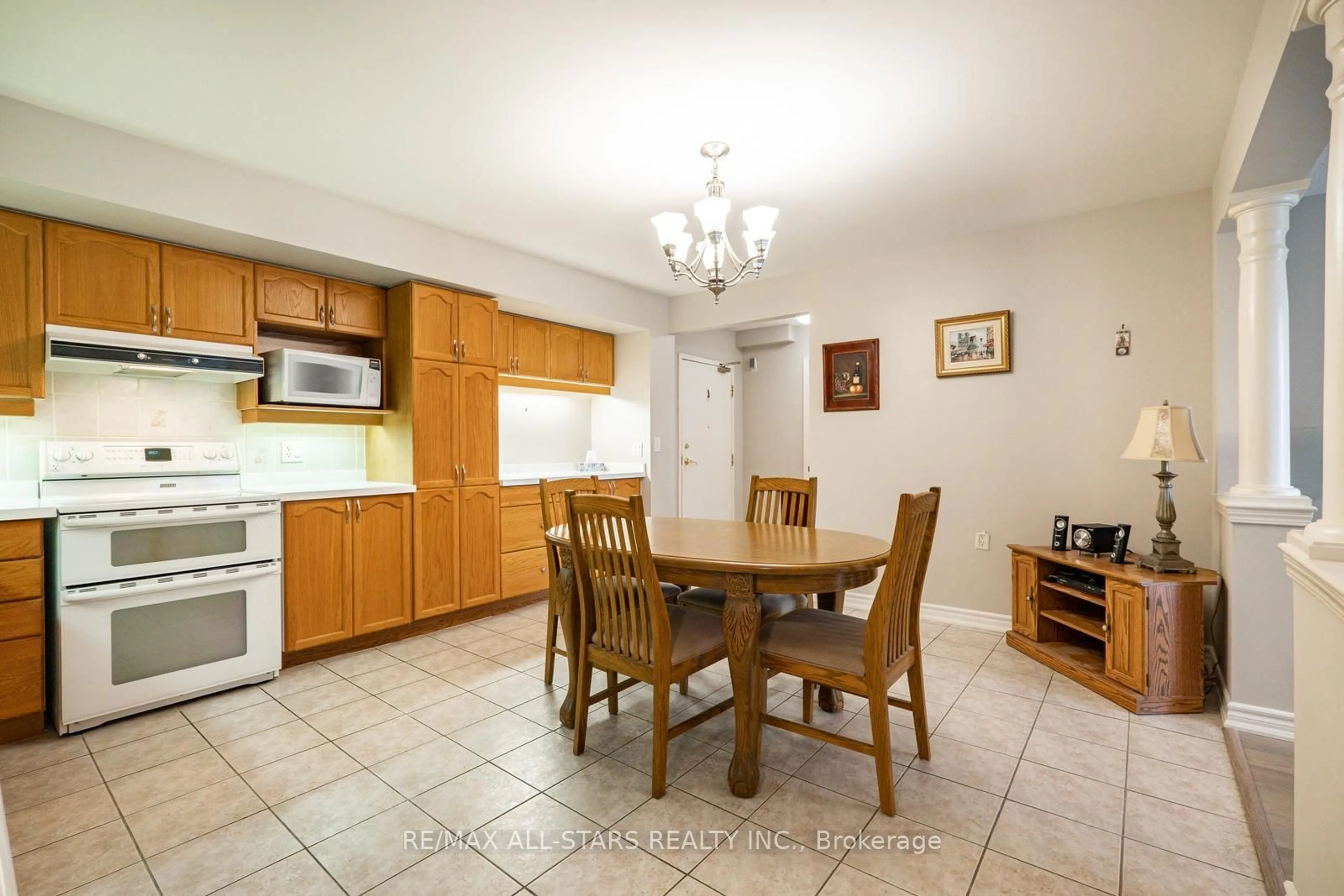 Standard kitchen for 2500 Rutherford Rd #205, Vaughan Ontario L4K 5N7