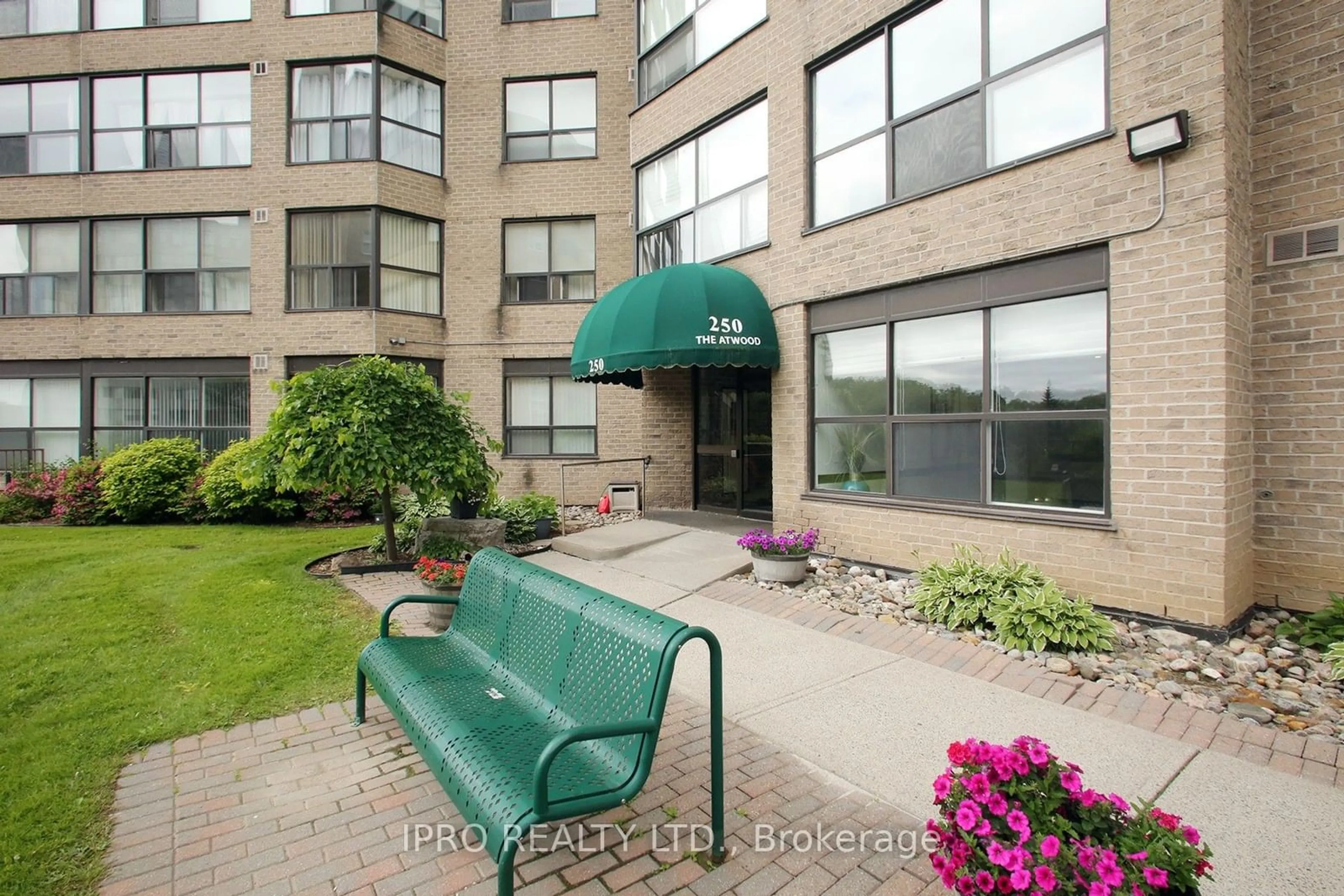 A pic from exterior of the house or condo for 250 Davis Dr #707, Newmarket Ontario L3Y 7T7