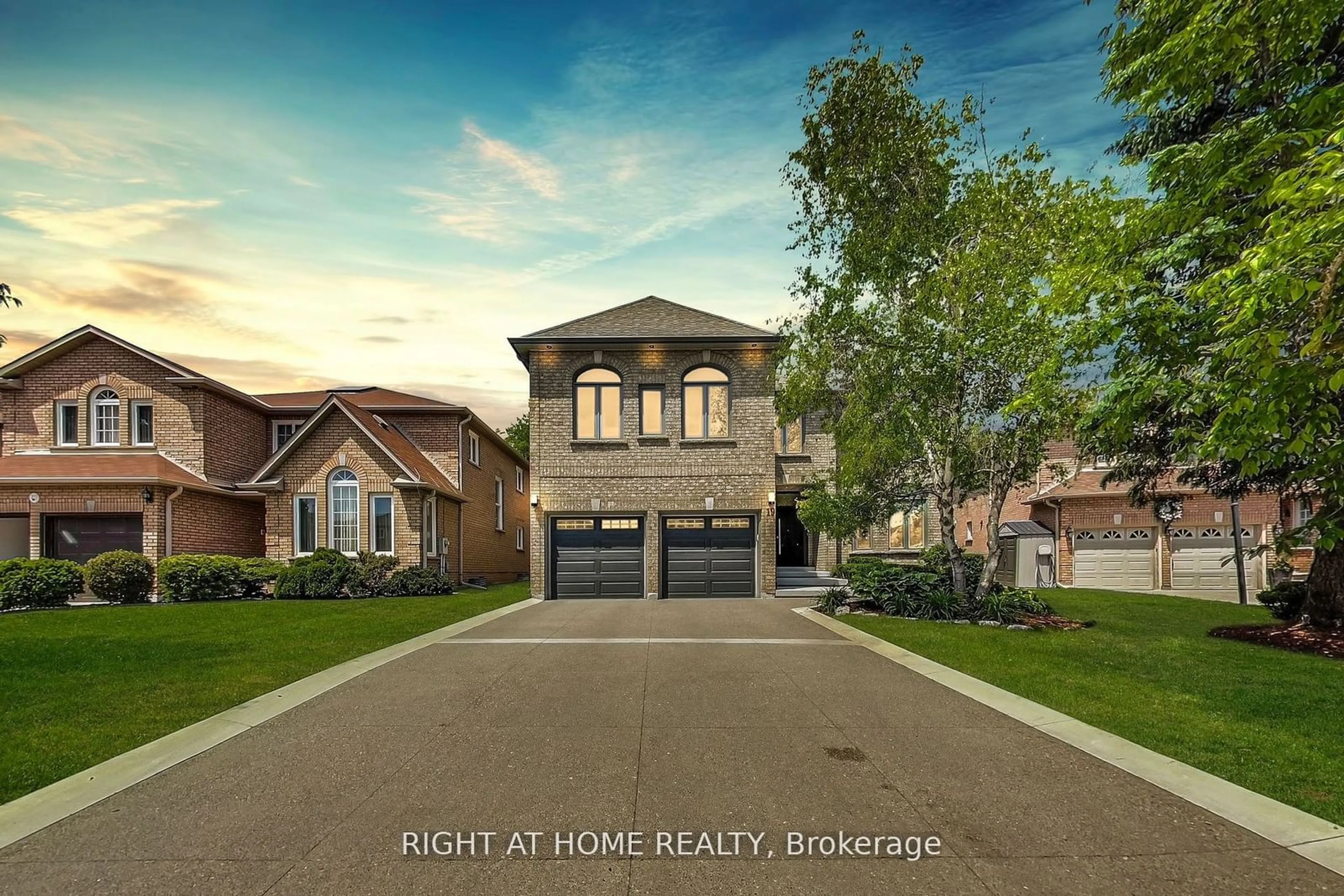 Frontside or backside of a home for 19 Cantex Crt, Richmond Hill Ontario L4S 1B1