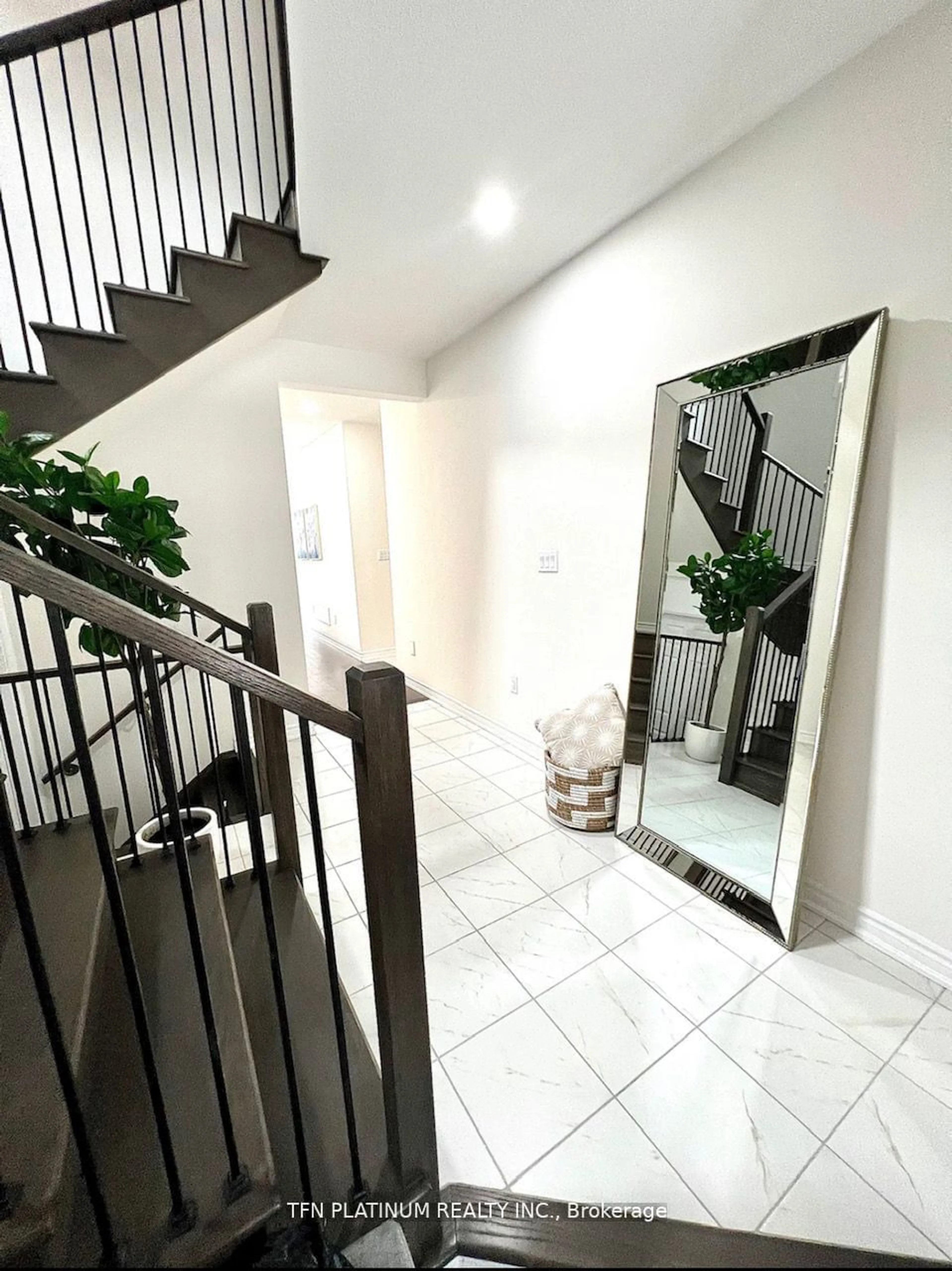 Indoor foyer for 2254 Grainger Lp, Innisfil Ontario L9S 0N1