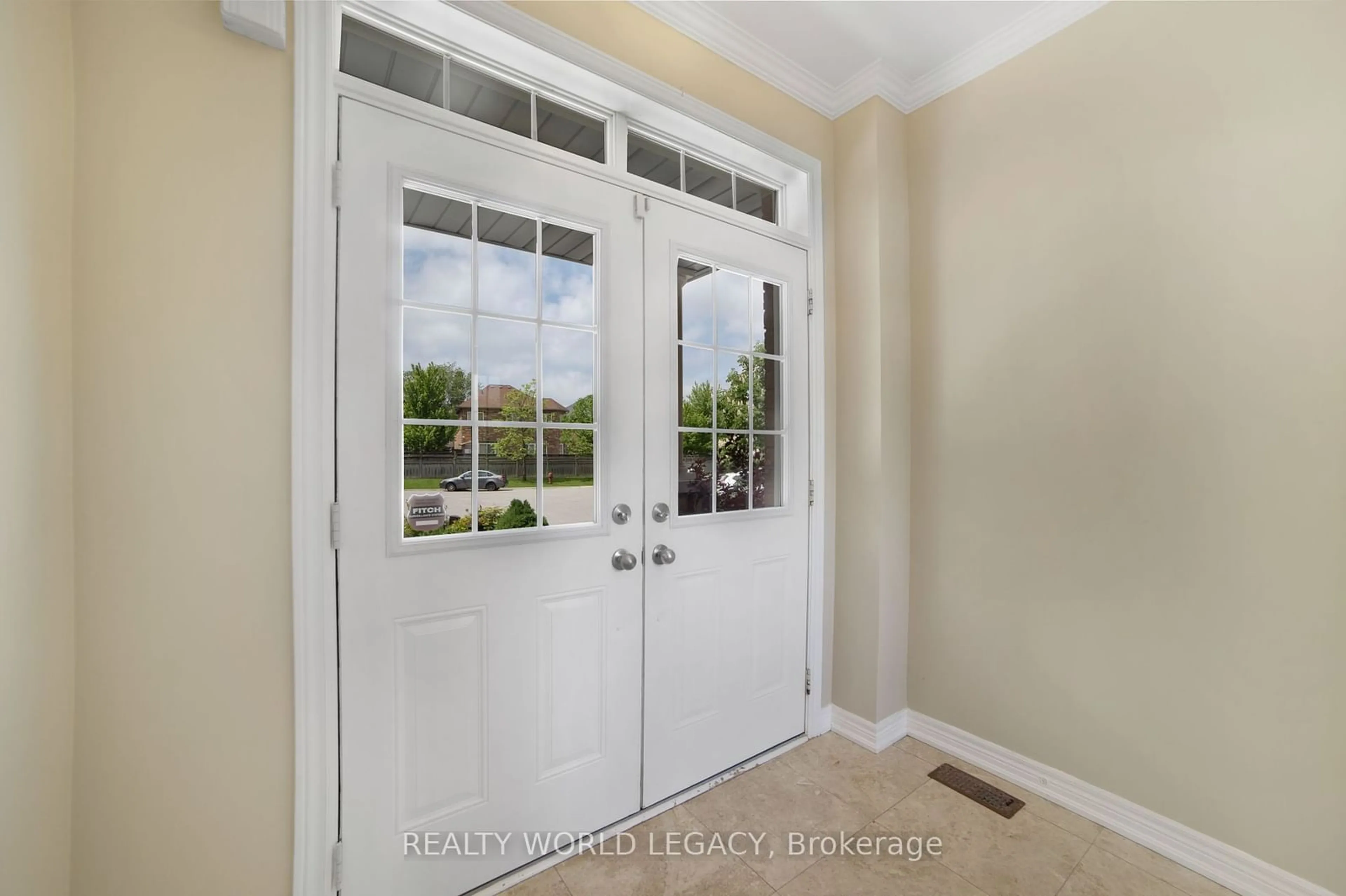 Indoor entryway for 755 John Cole Crt, Newmarket Ontario L3Y 5V7