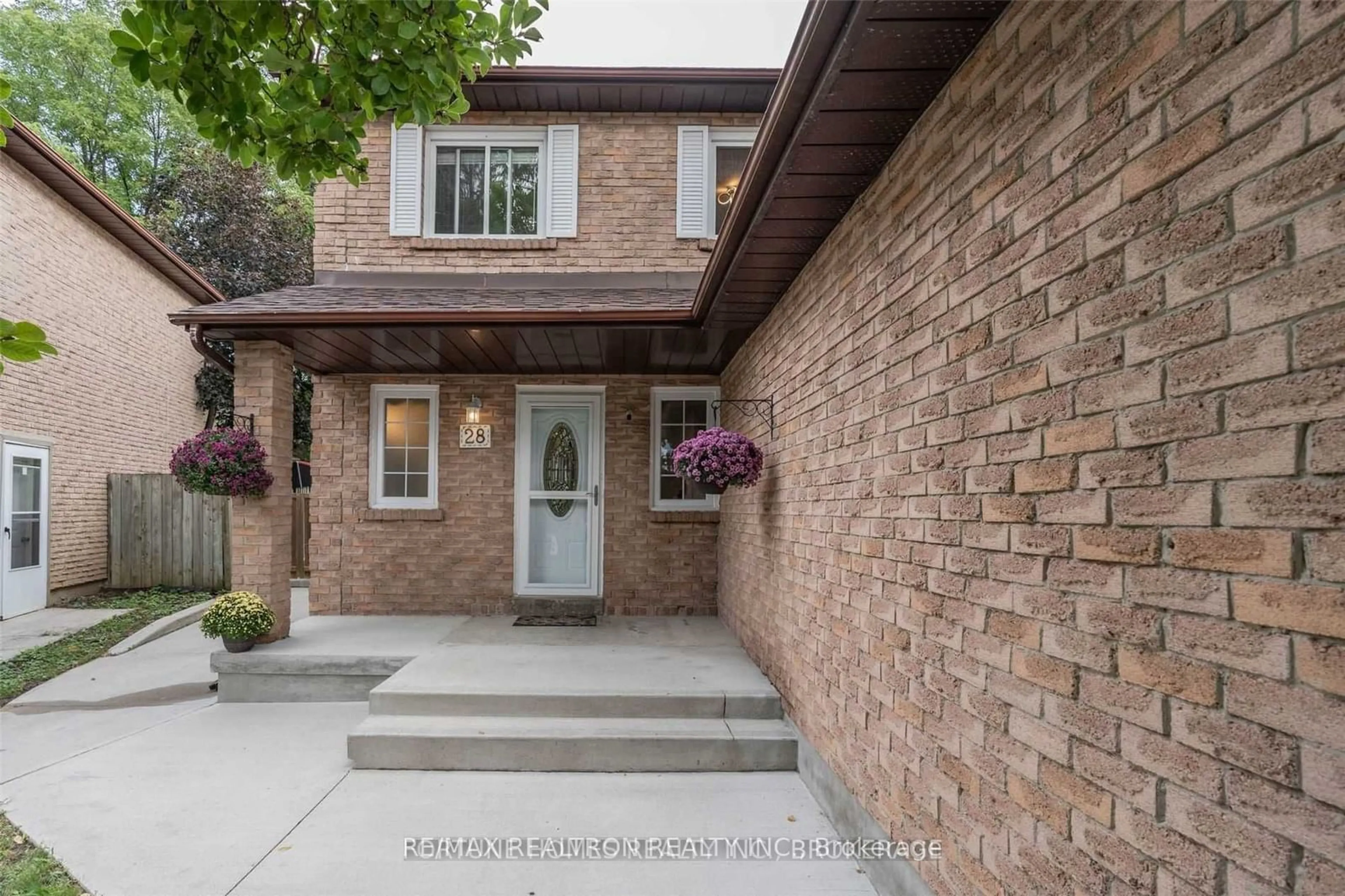 Home with brick exterior material for 28 Valhalla Crt, Aurora Ontario L4G 5W3