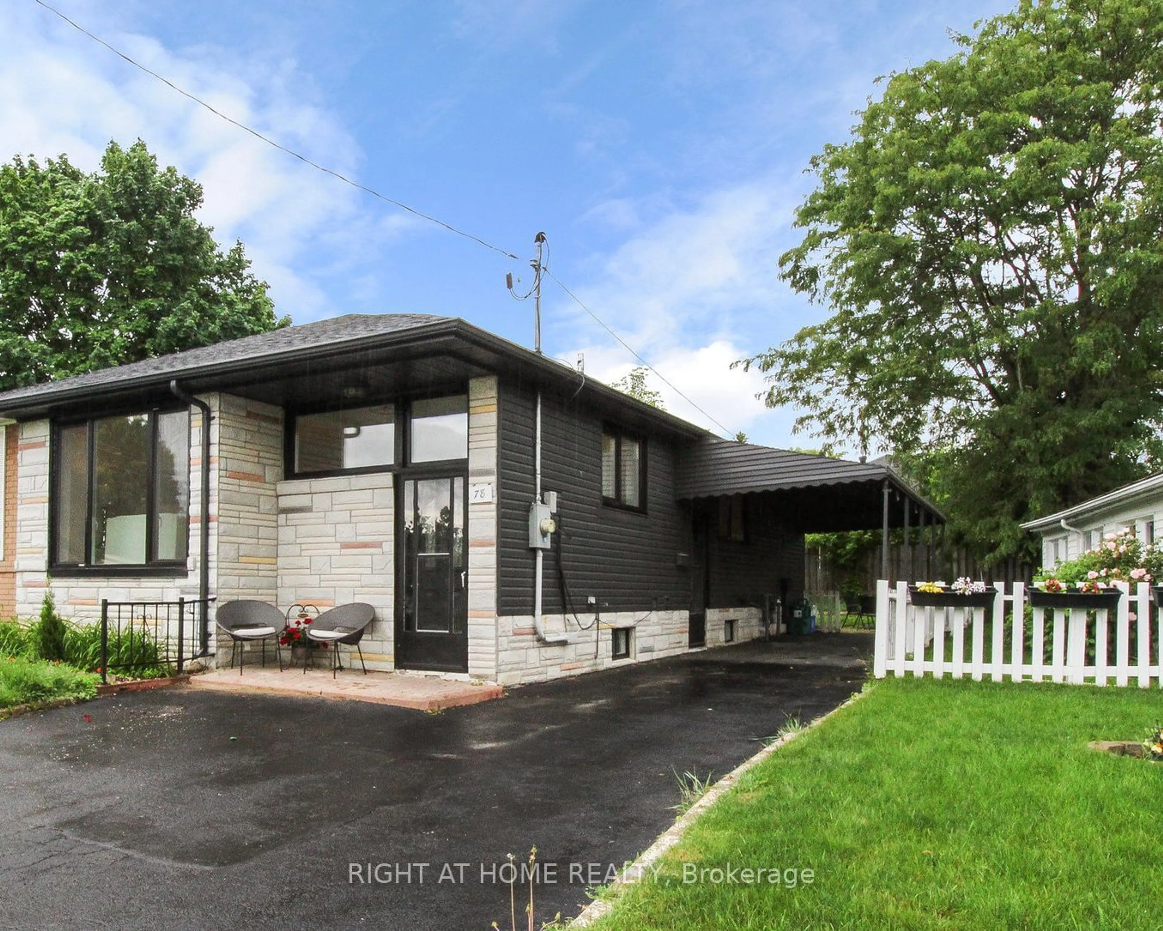 A pic from exterior of the house or condo for 78 Longford Dr, Newmarket Ontario L3Y 2Y4