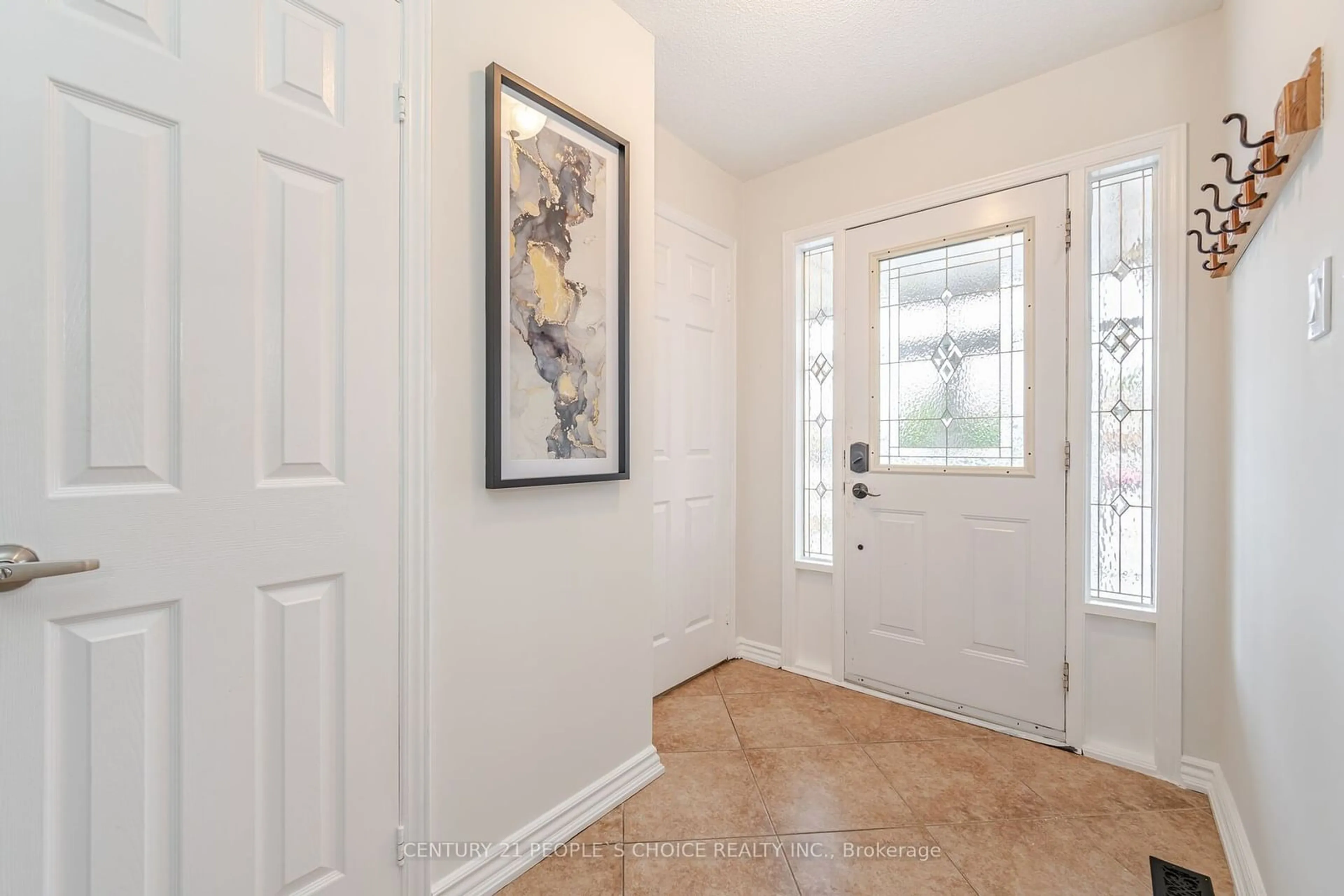 Indoor entryway for 25 Links Rd, Vaughan Ontario L6A 1L5