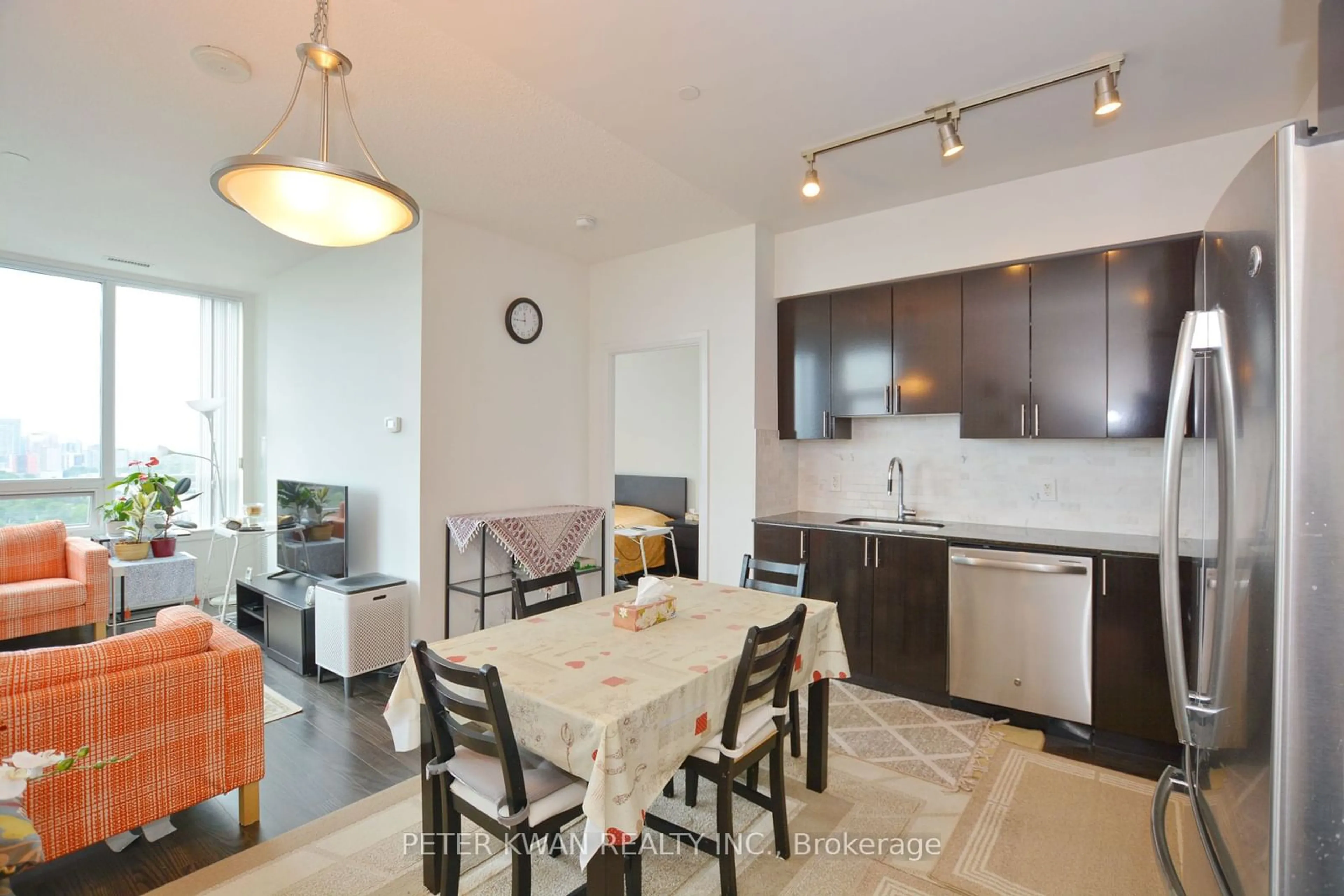 Standard kitchen for 7167 Yonge St #PH03, Markham Ontario L3T 0E1