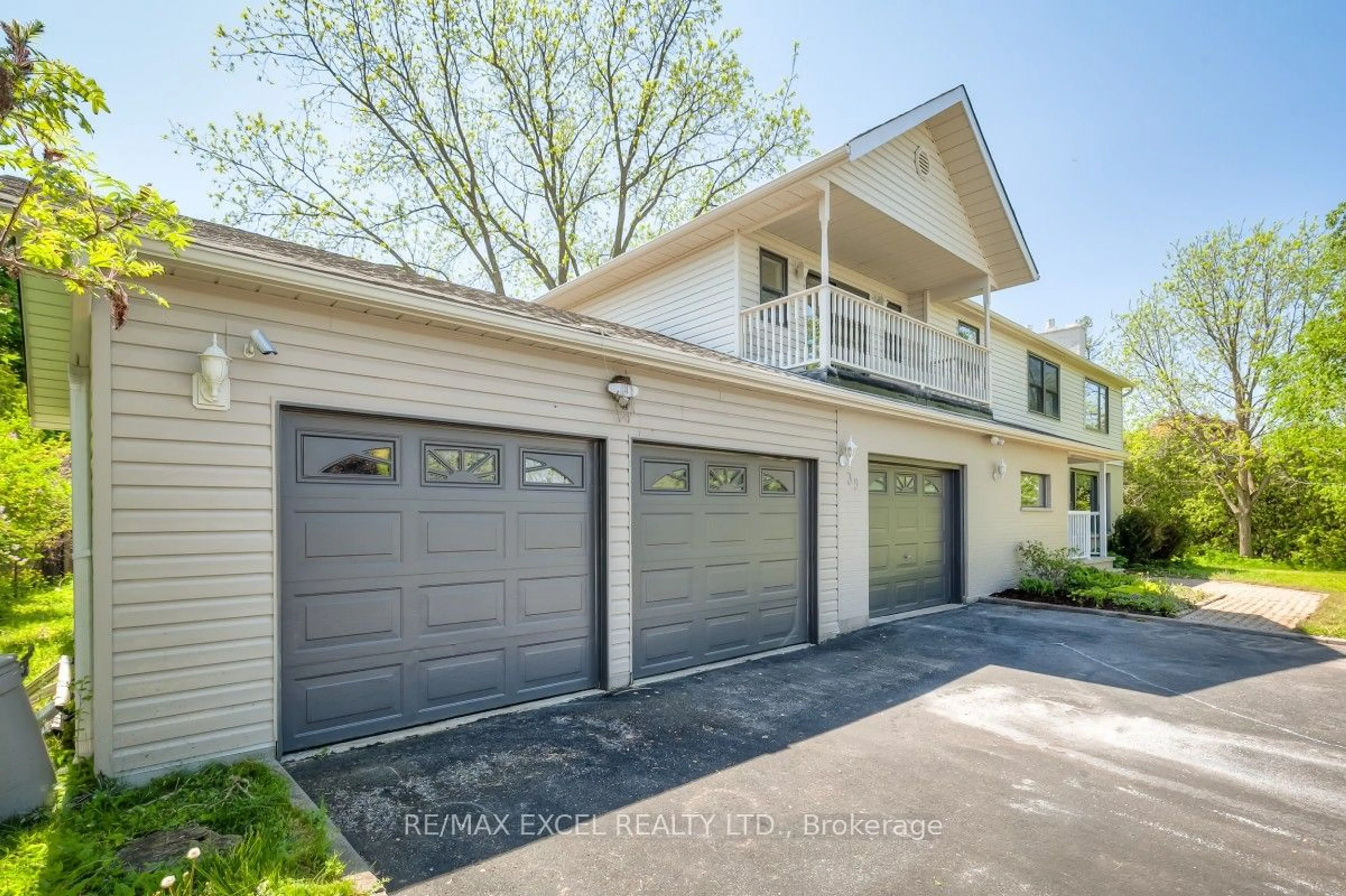 Indoor garage for 39 Milne Lane, East Gwillimbury Ontario L0G 1R0