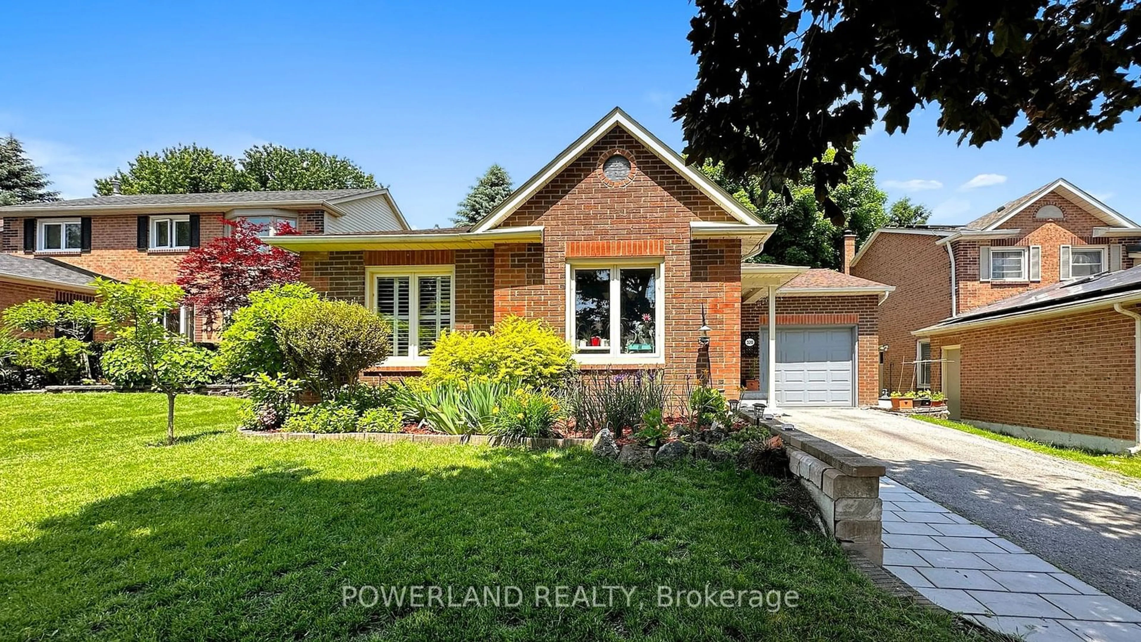 Frontside or backside of a home for 320 John Bowser Cres, Newmarket Ontario L3Y 7P2