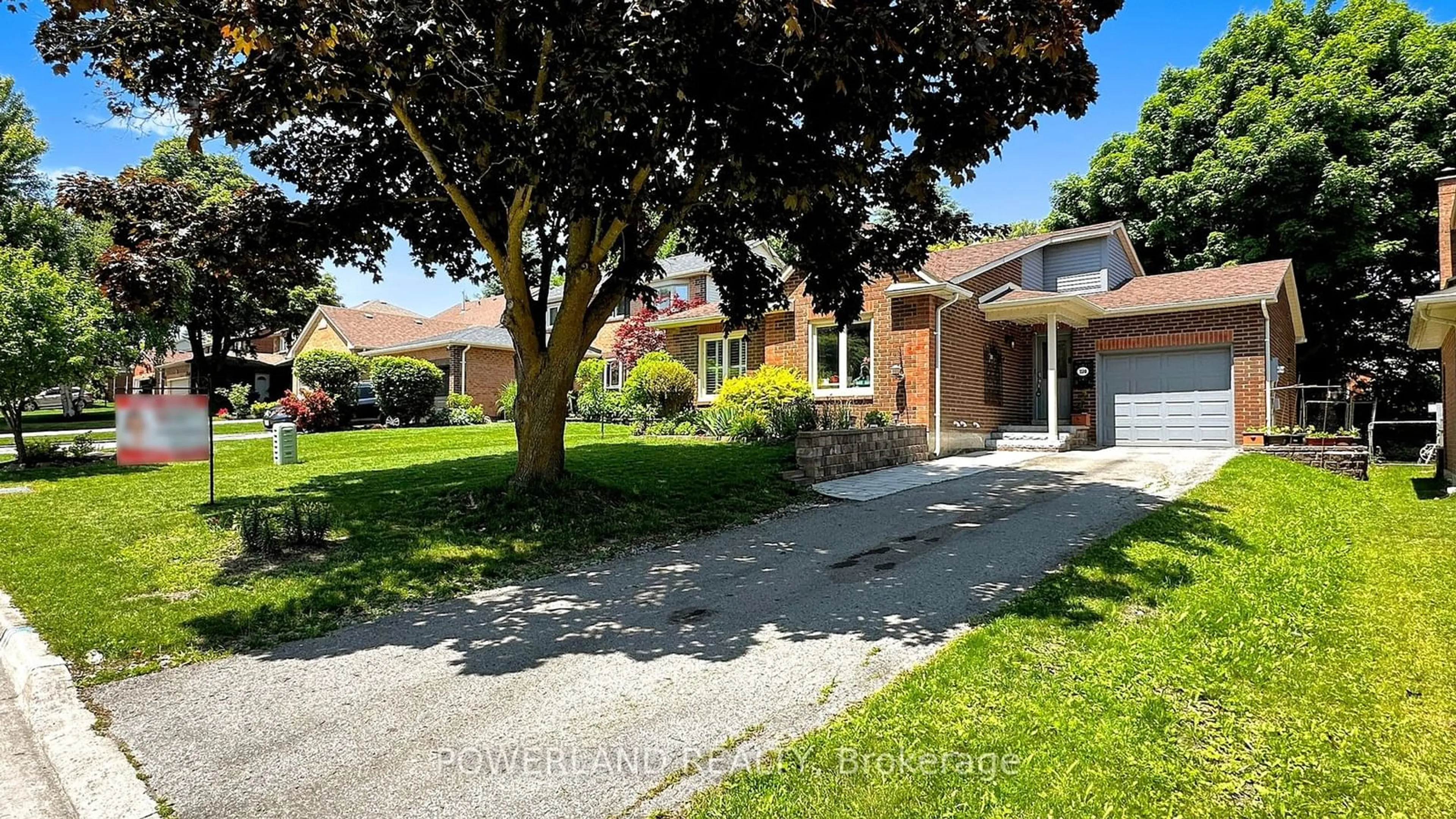 A pic from exterior of the house or condo for 320 John Bowser Cres, Newmarket Ontario L3Y 7P2