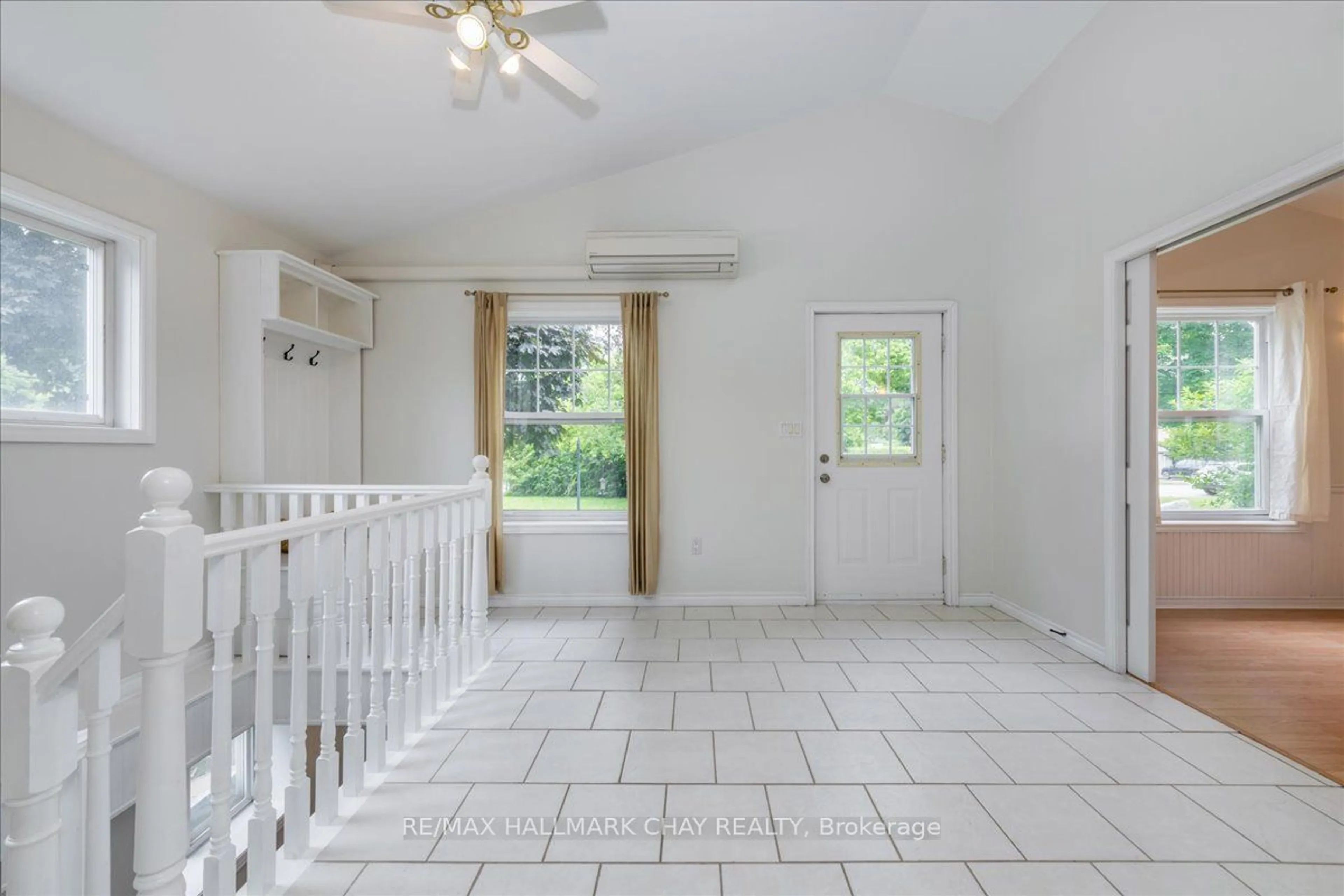 Indoor foyer for 2053 25 Sdrd, Innisfil Ontario L9S 1Z2