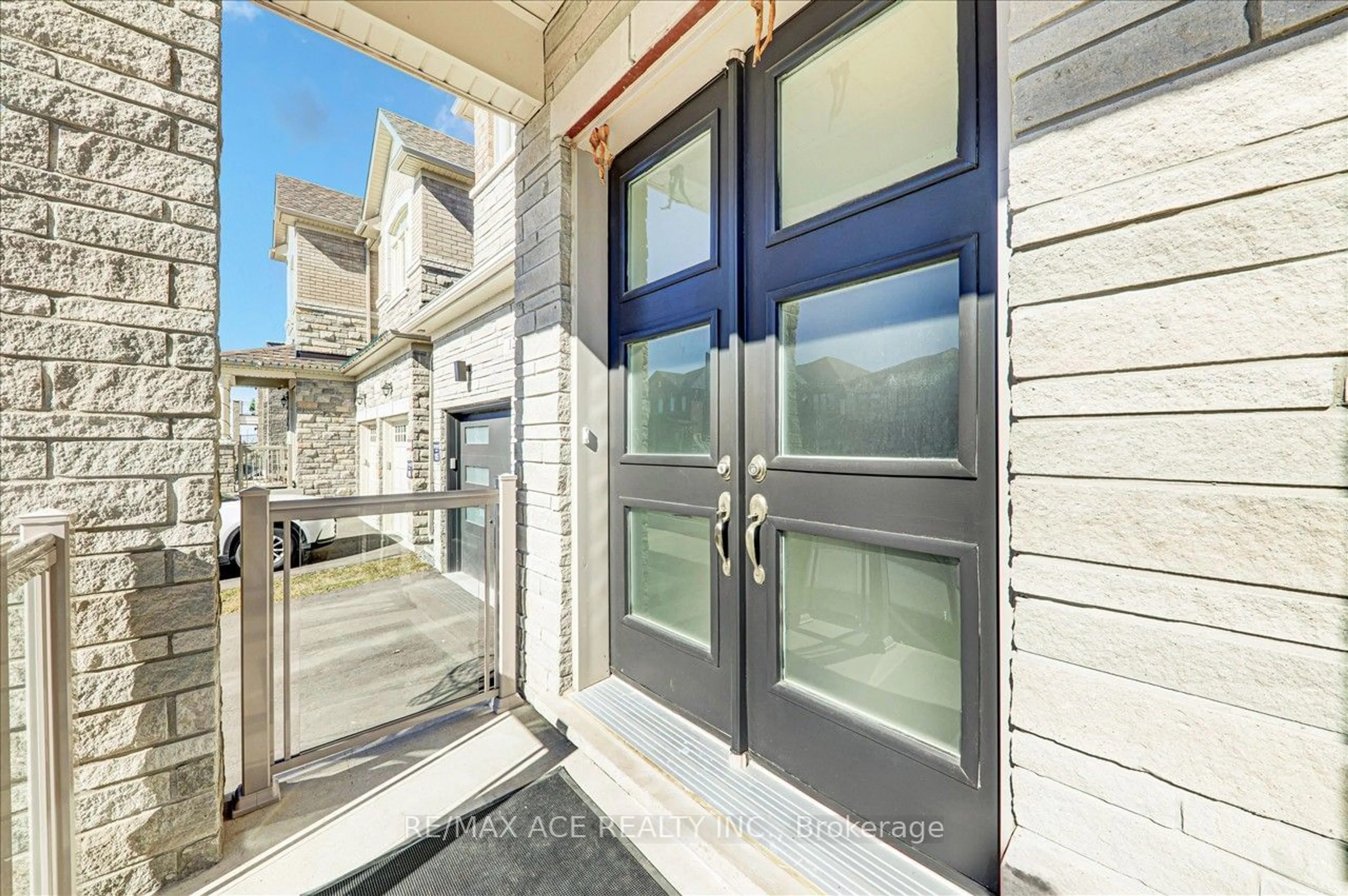 A pic from exterior of the house or condo for 122 Steam Whistle Dr, Whitchurch-Stouffville Ontario L4A 4X5