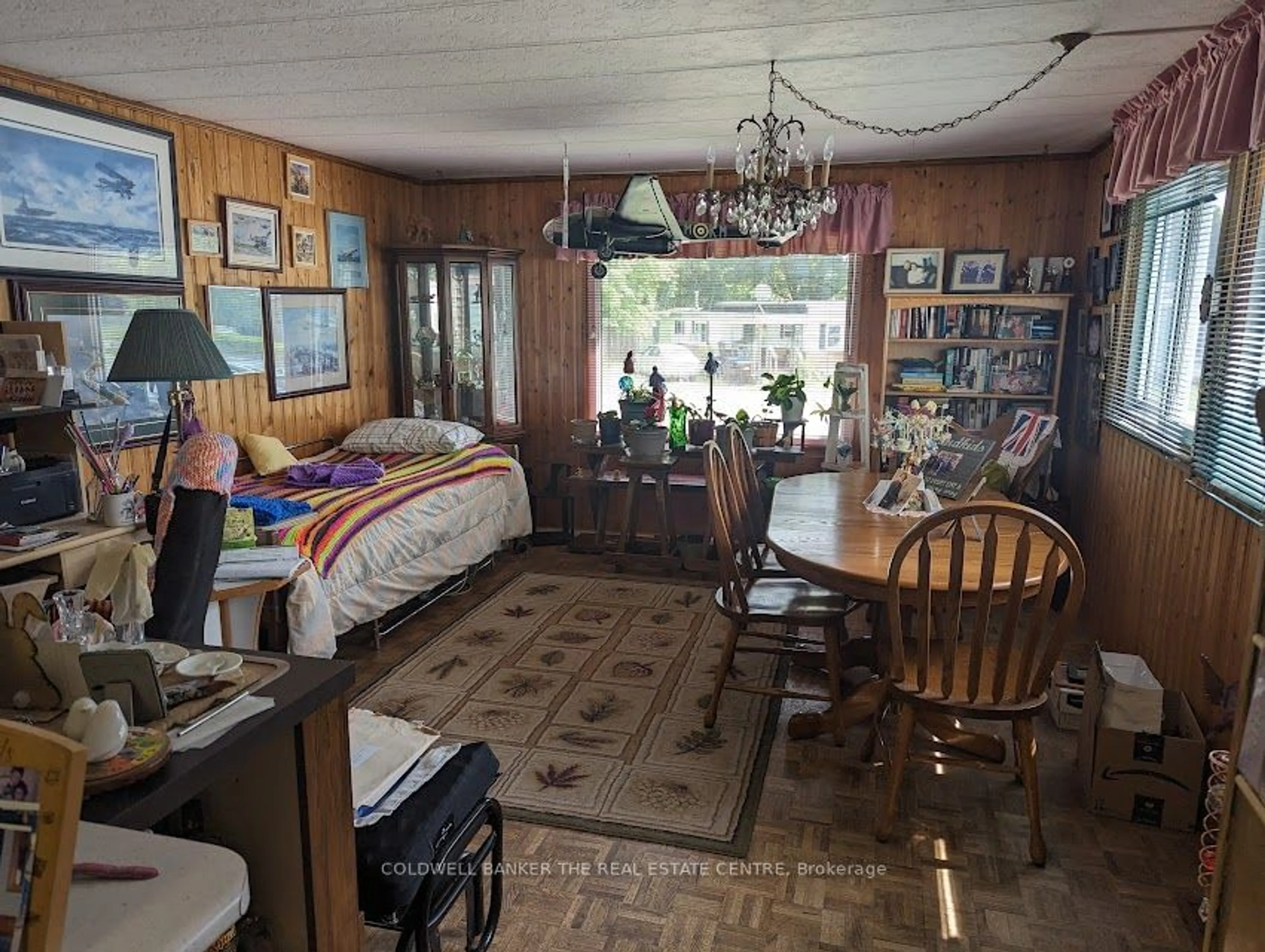 A pic of a room, wood floors for 8 Elmwood Crt, Innisfil Ontario L0L 1L0