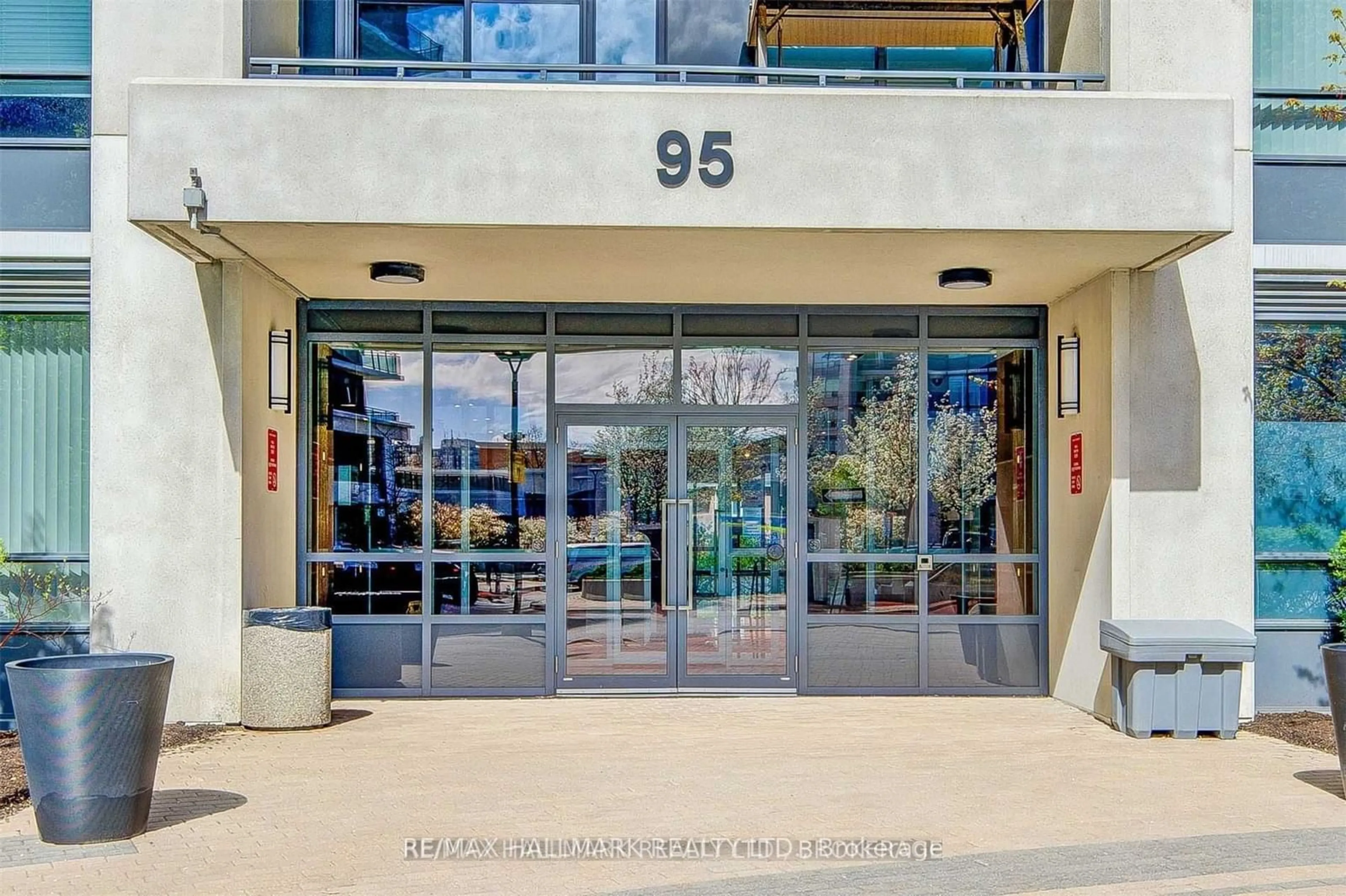 Indoor foyer for 95 North Park Rd #110, Vaughan Ontario L4J 0J1