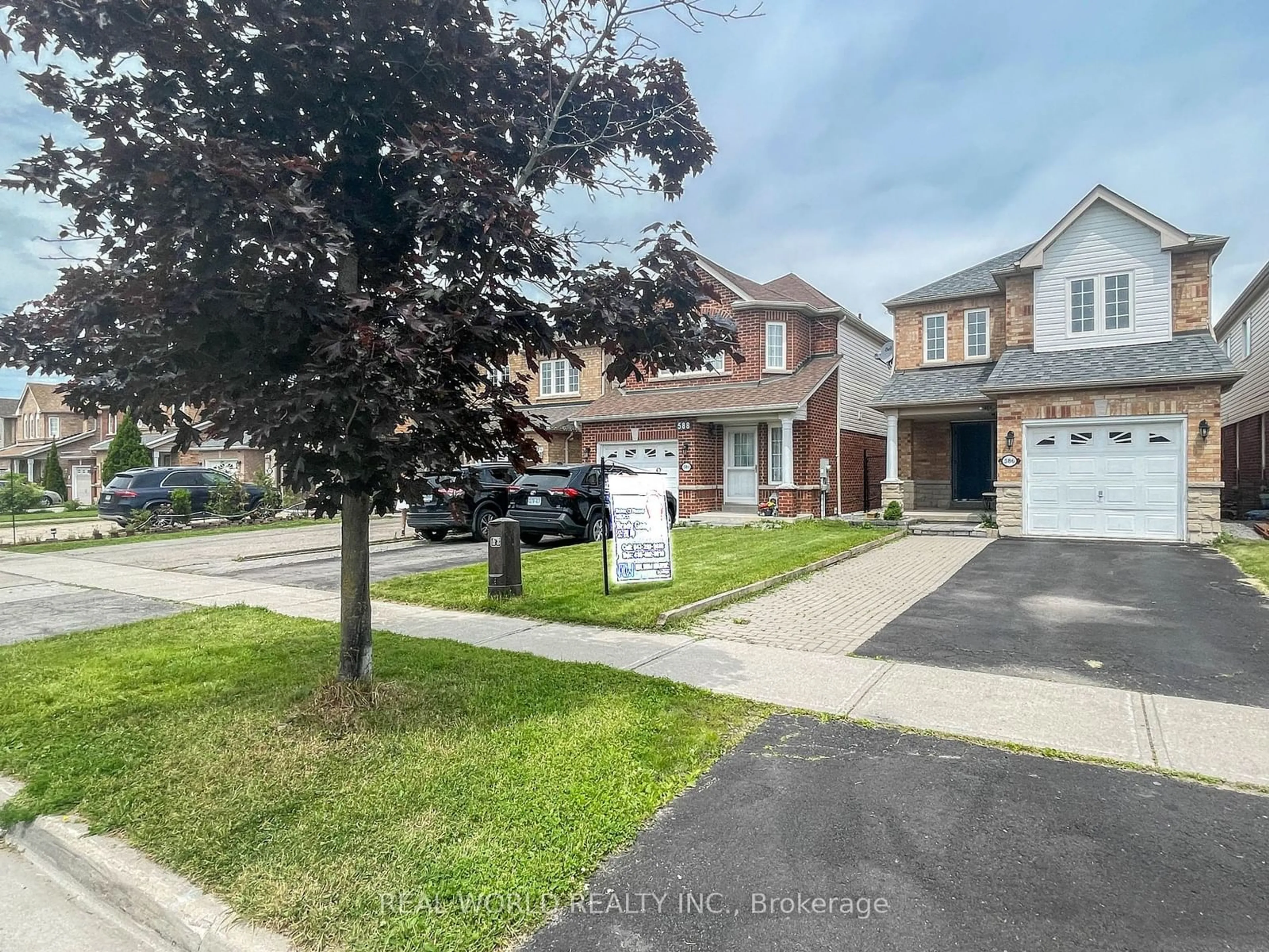 Frontside or backside of a home for 586 Mcbean Ave, Newmarket Ontario L3X 2N6