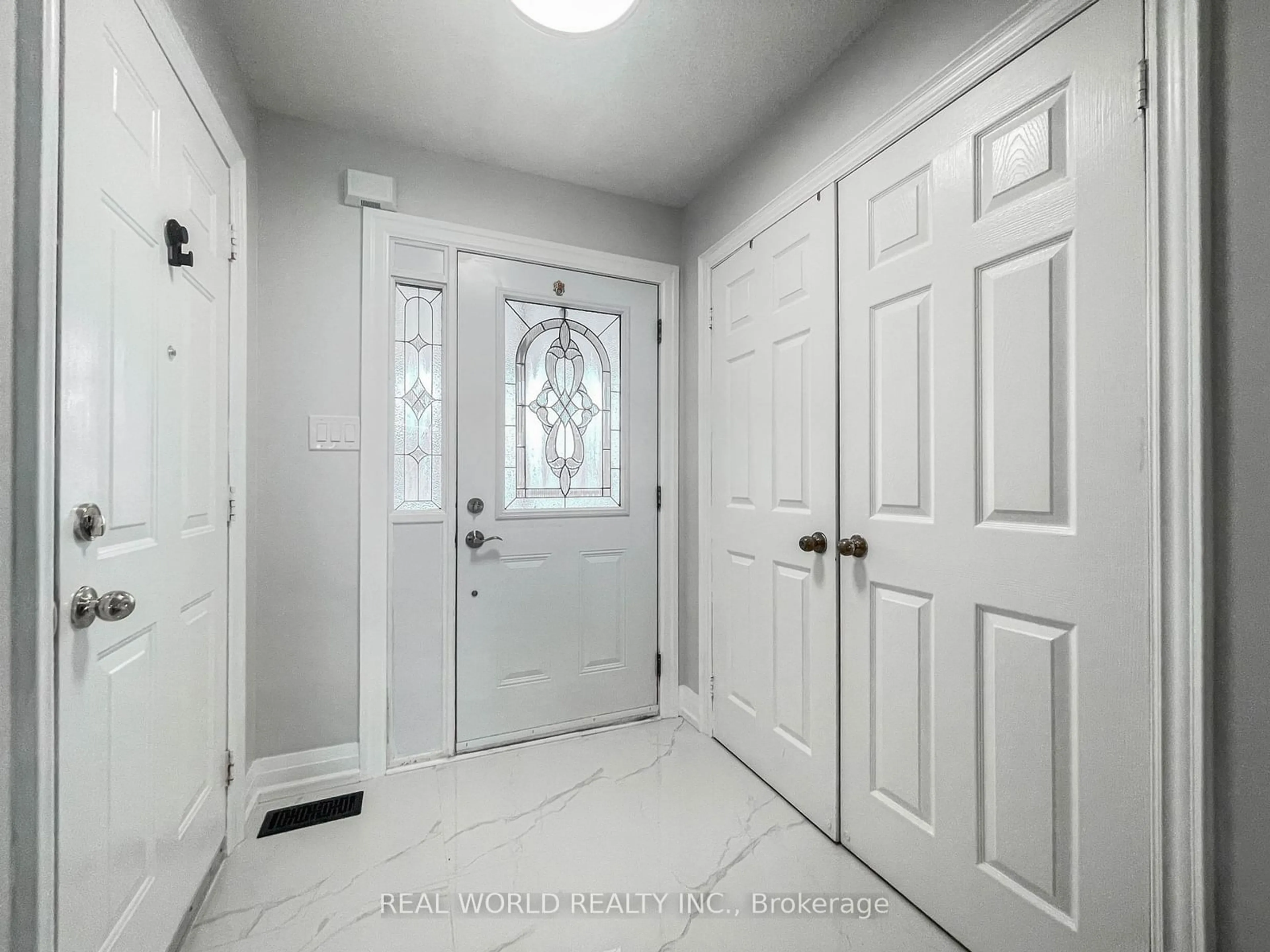 Indoor entryway for 586 Mcbean Ave, Newmarket Ontario L3X 2N6