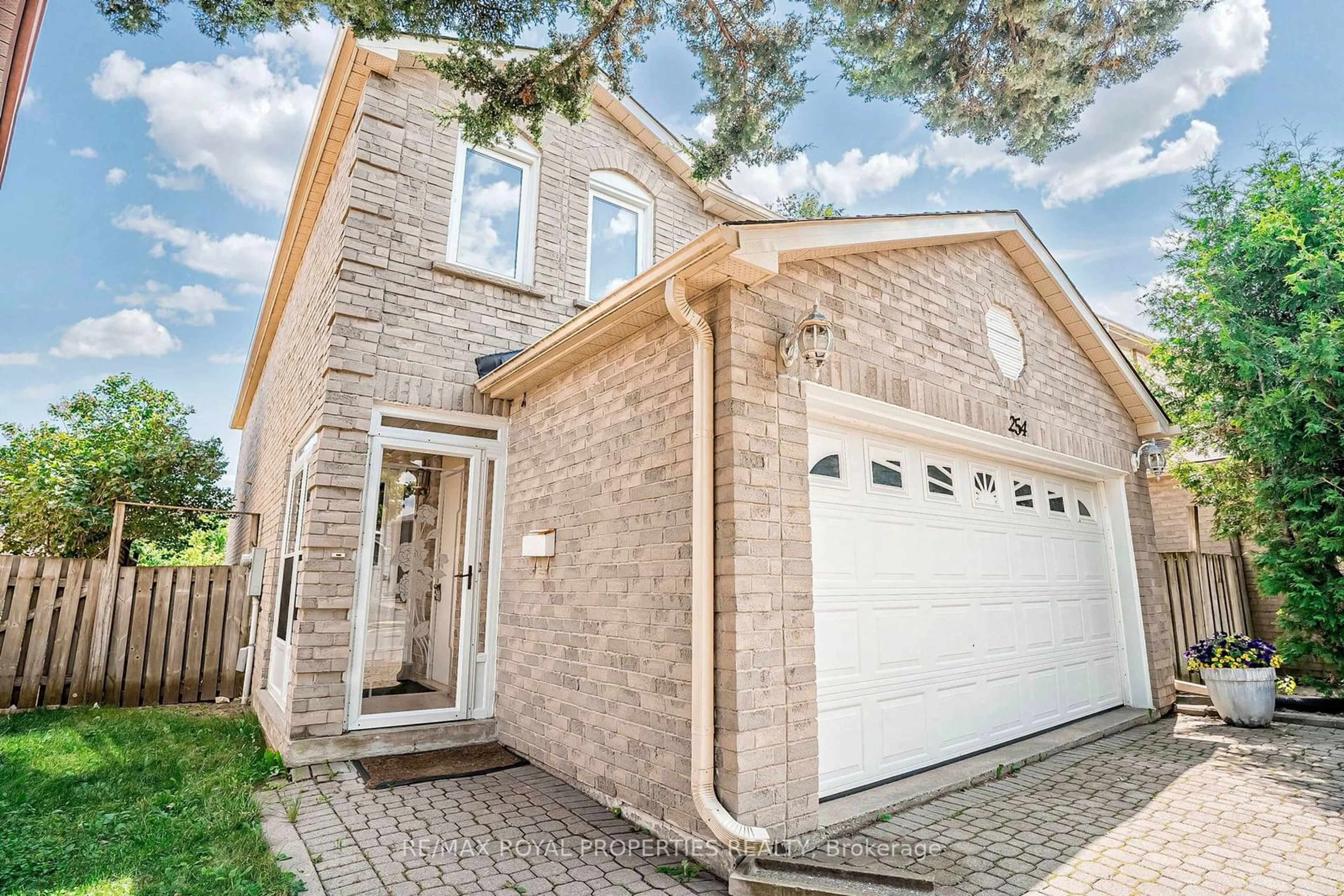 Home with brick exterior material for 254 Woodhall Rd, Markham Ontario L3S 1N2