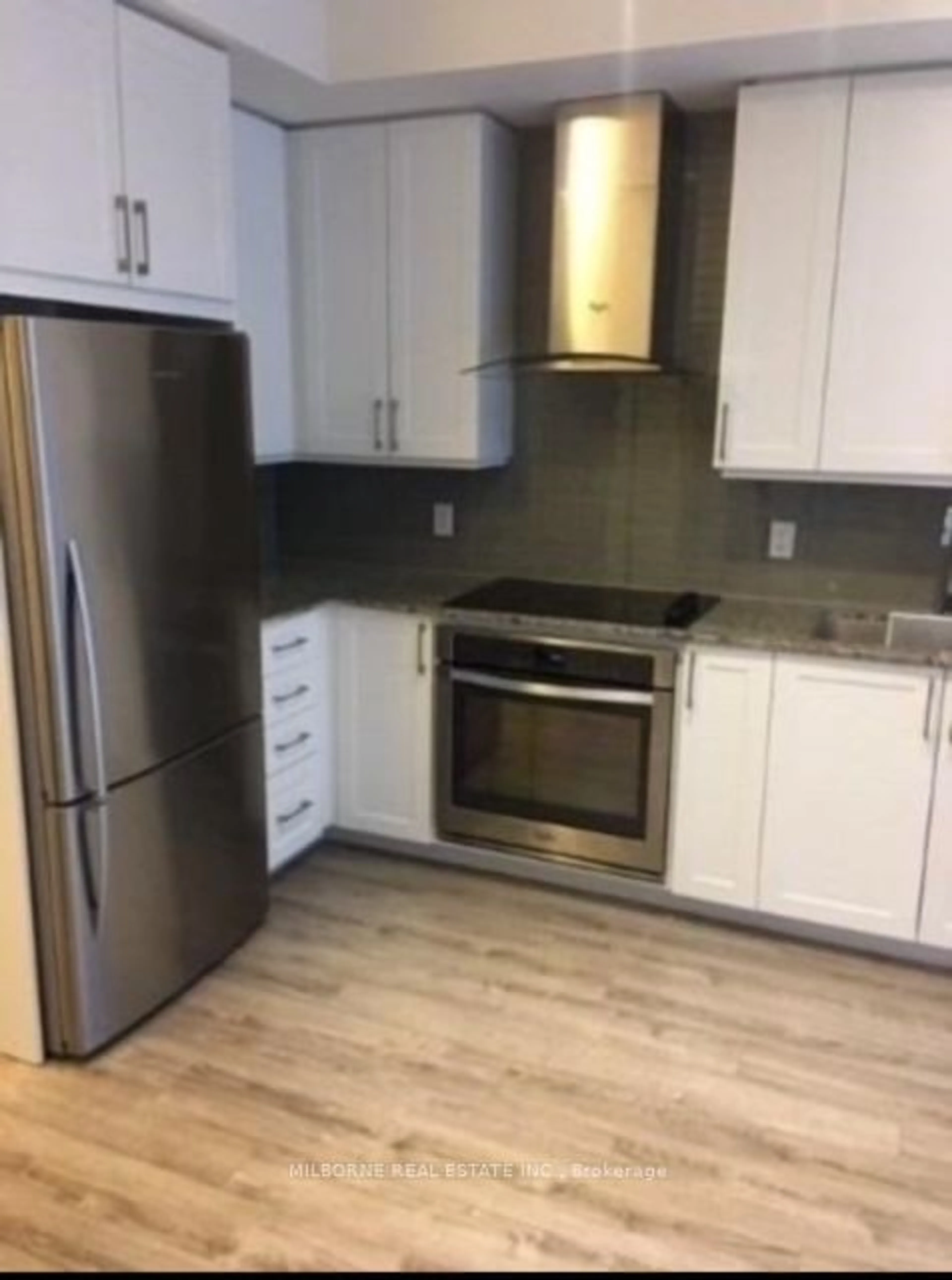 Standard kitchen for 9600 Yonge St #318B, Richmond Hill Ontario L4C 0X3