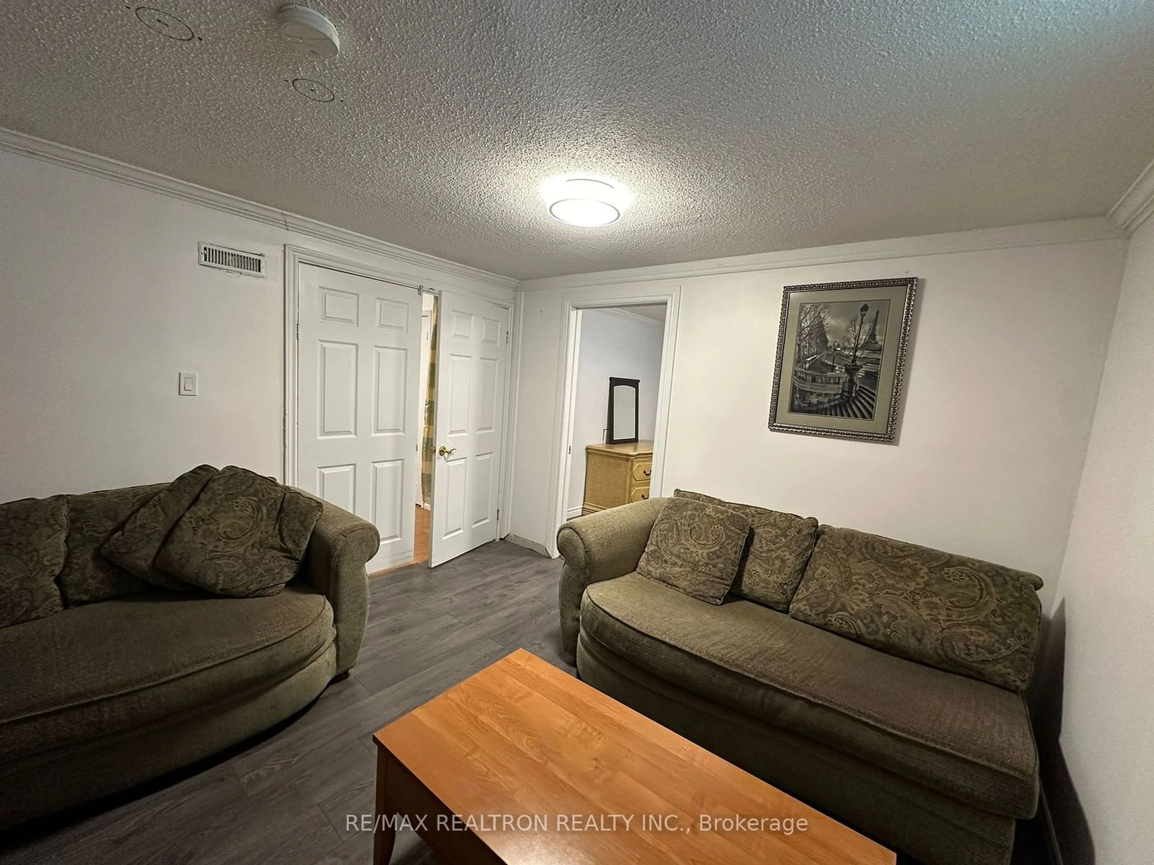 A pic of a room for 374 Borden Ave, Newmarket Ontario L3Y 5B9