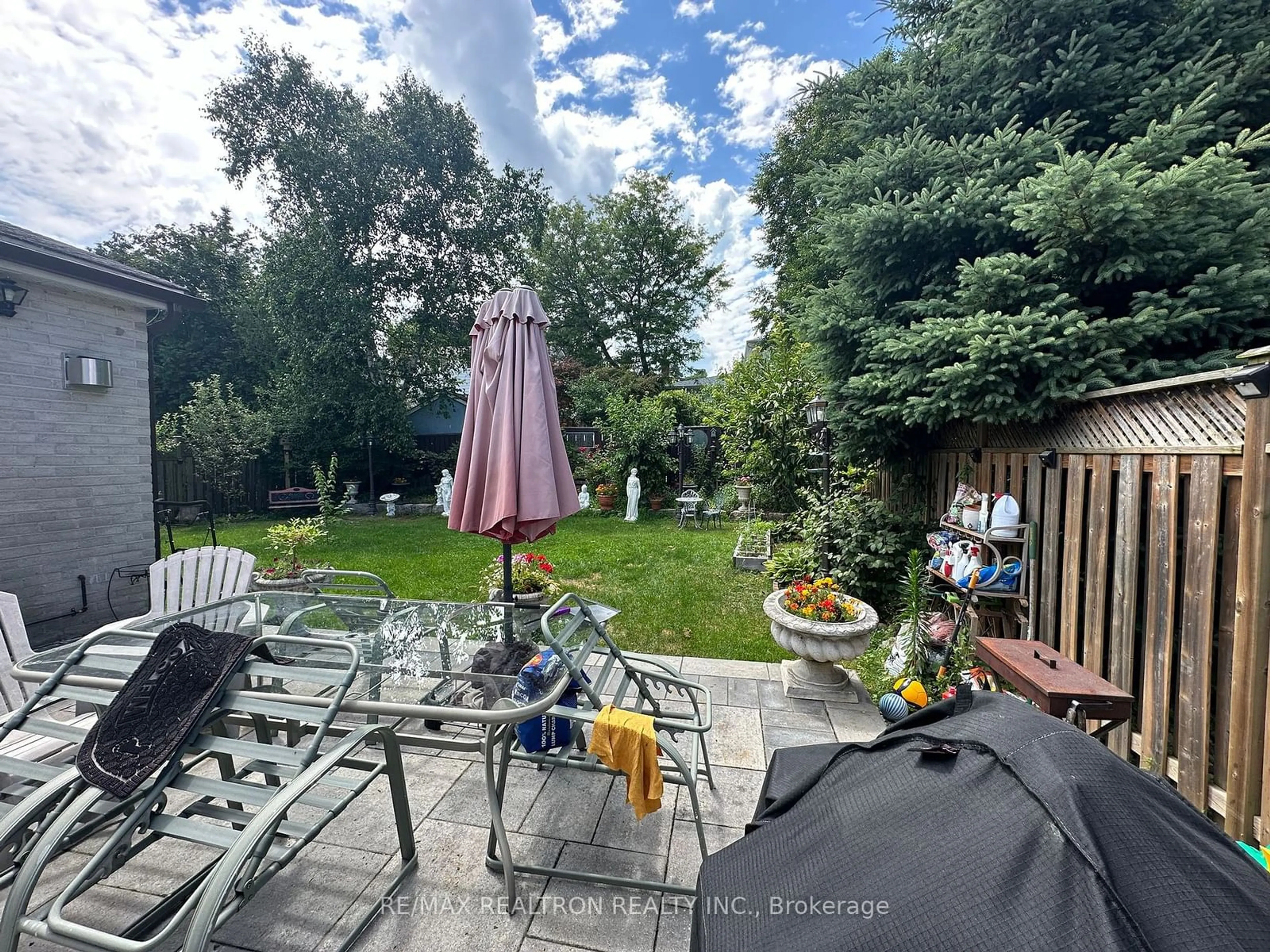 Patio for 374 Borden Ave, Newmarket Ontario L3Y 5B9