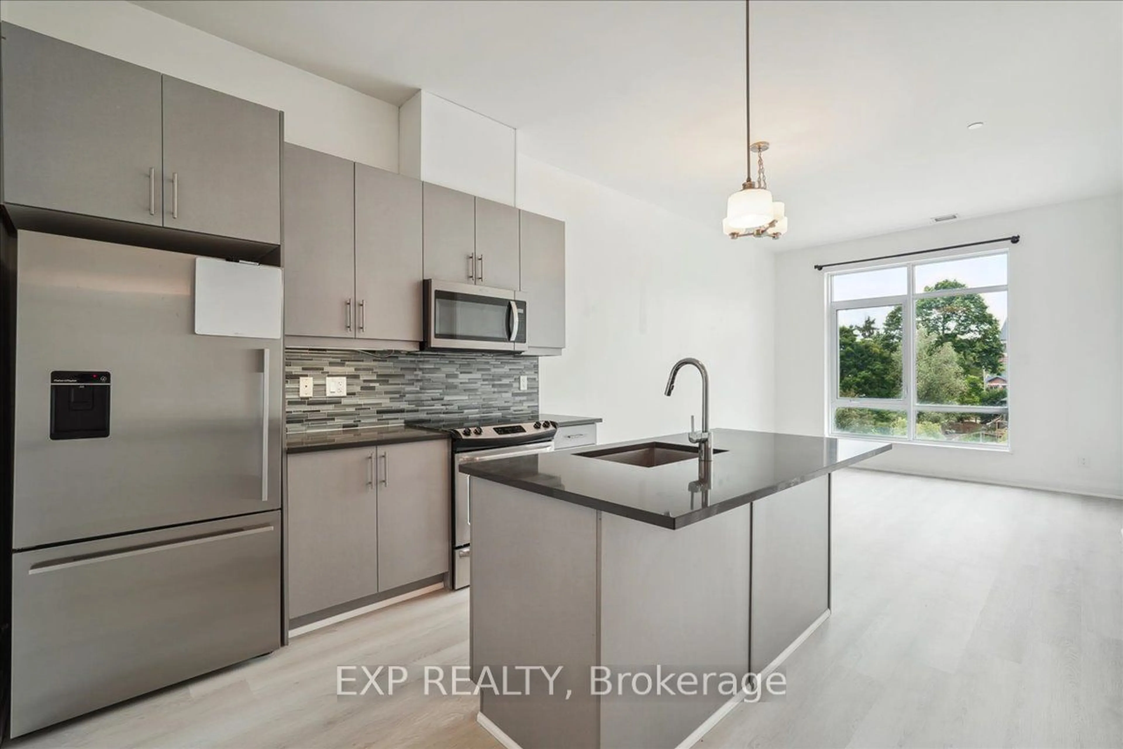 Contemporary kitchen for 15277 Yonge St #315, Aurora Ontario L4G 1Y3