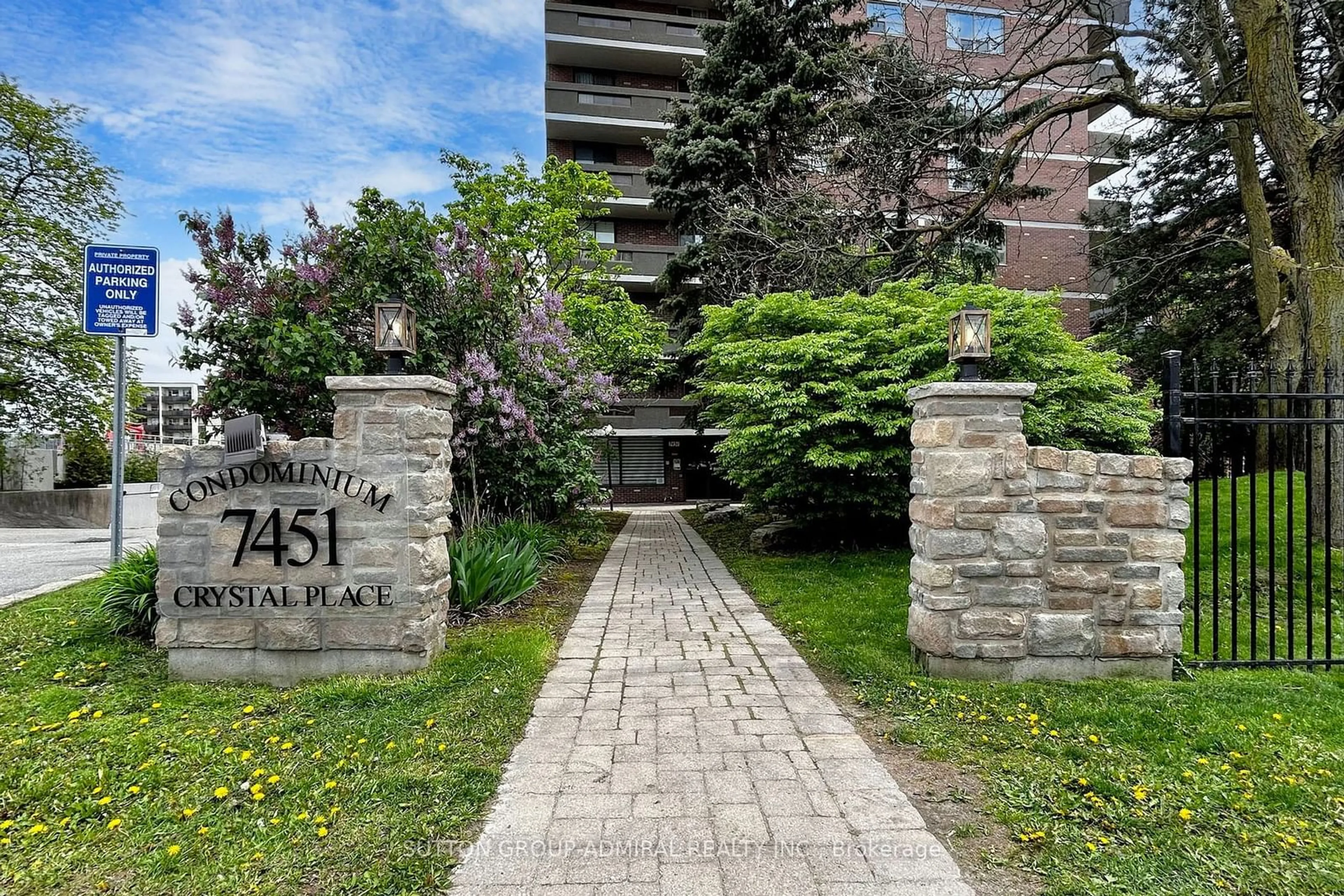 A pic from exterior of the house or condo for 7451 Yonge St #401, Markham Ontario L3T 2B4