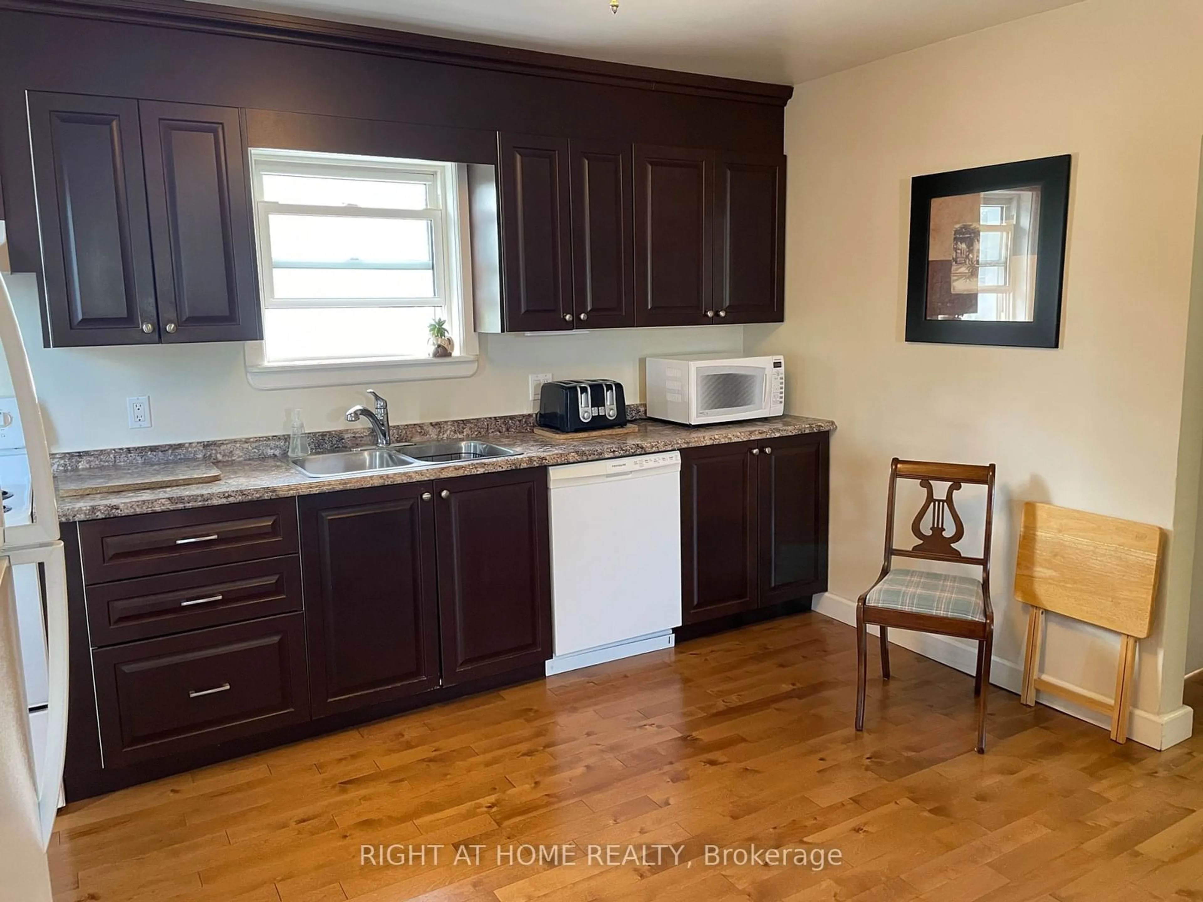 Standard kitchen, wood/laminate floor for 170 Main St, Uxbridge Ontario L9P 1C6