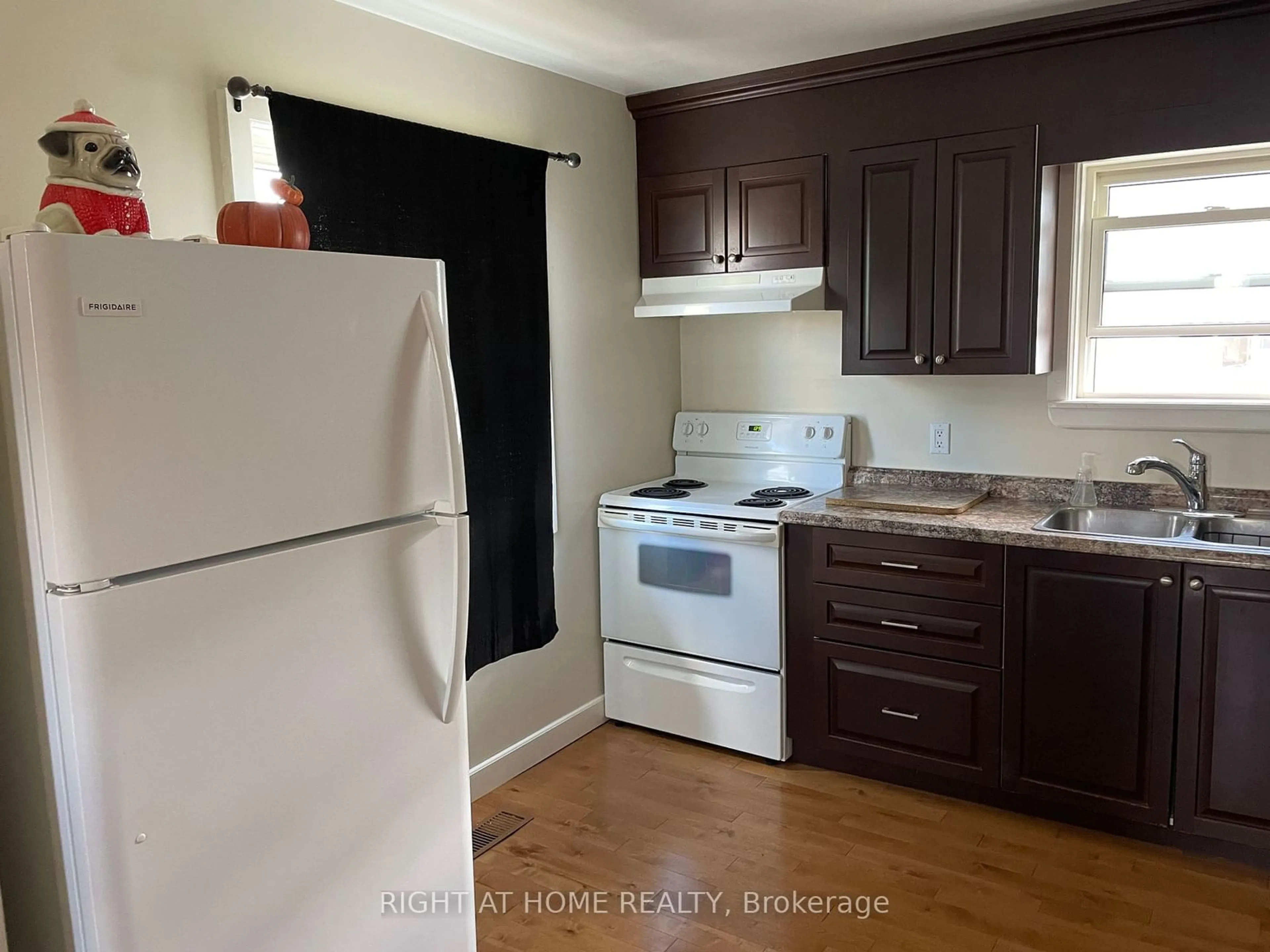 Standard kitchen, wood/laminate floor for 170 Main St, Uxbridge Ontario L9P 1C6