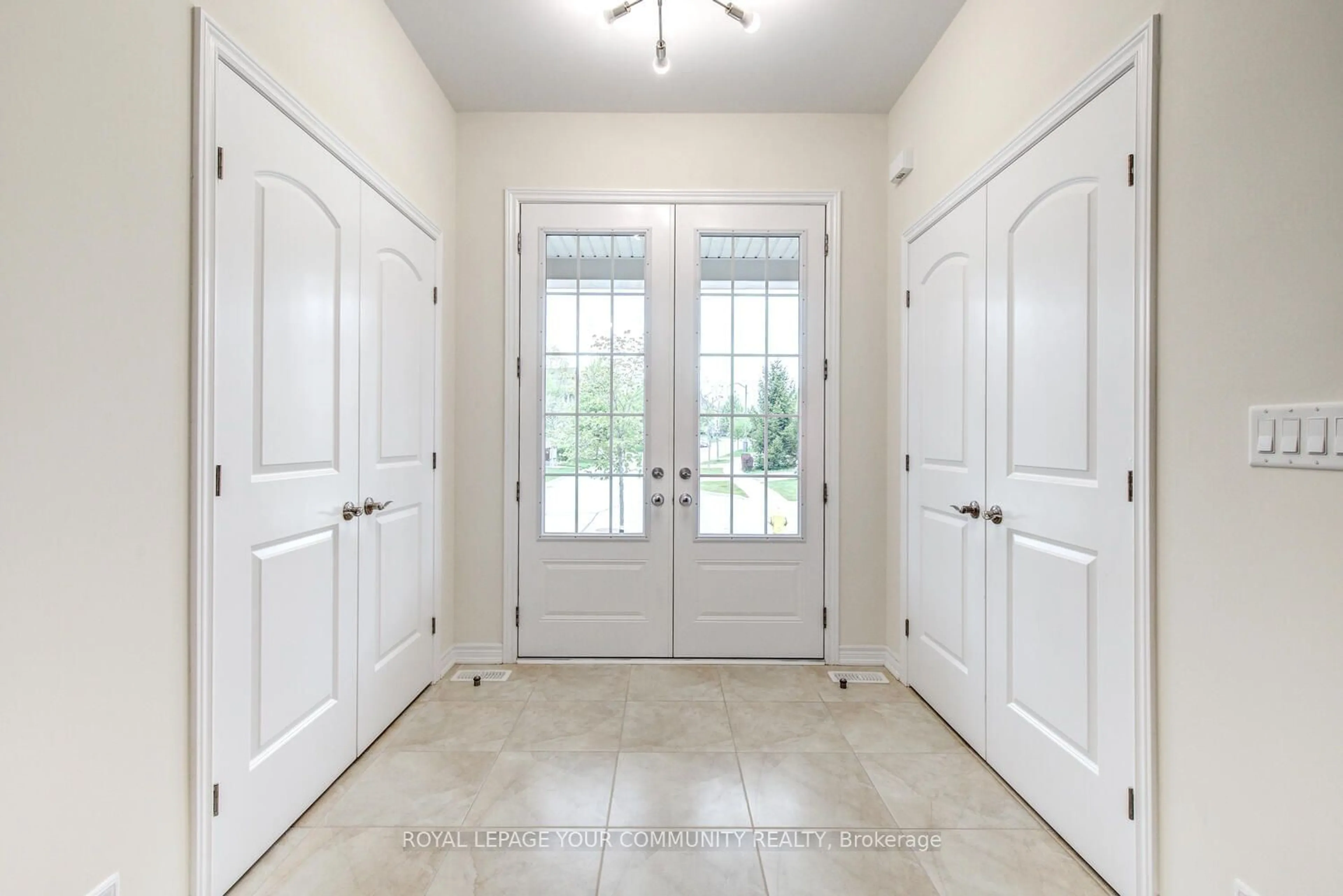 Indoor entryway for 112 Sweet Anna Crt, Vaughan Ontario L6A 4E5