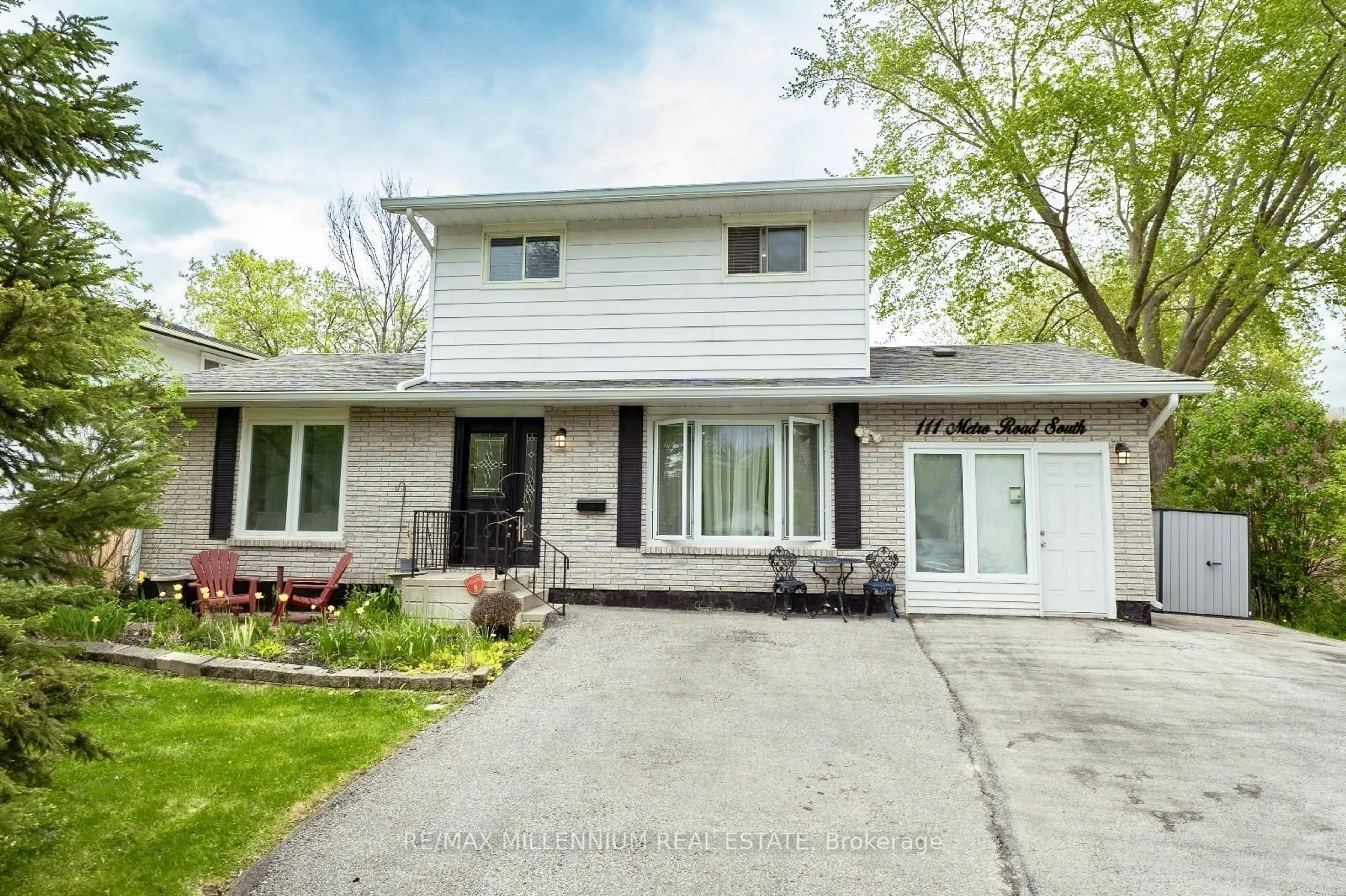 Frontside or backside of a home for 111 Metro Rd, Georgina Ontario L4P 3G5