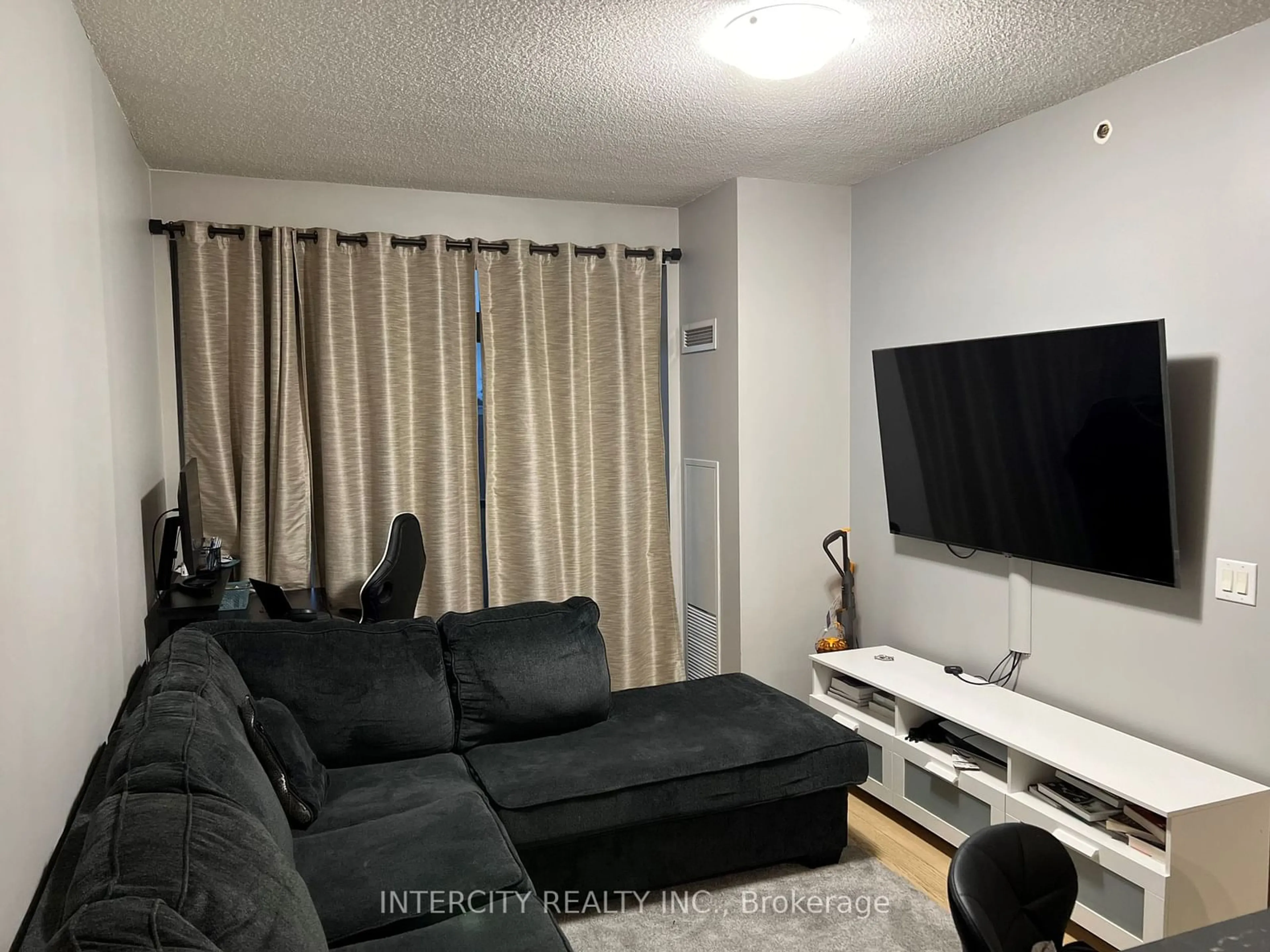 A pic of a room for 4700 Highway 7 #522, Vaughan Ontario L4L 0B4