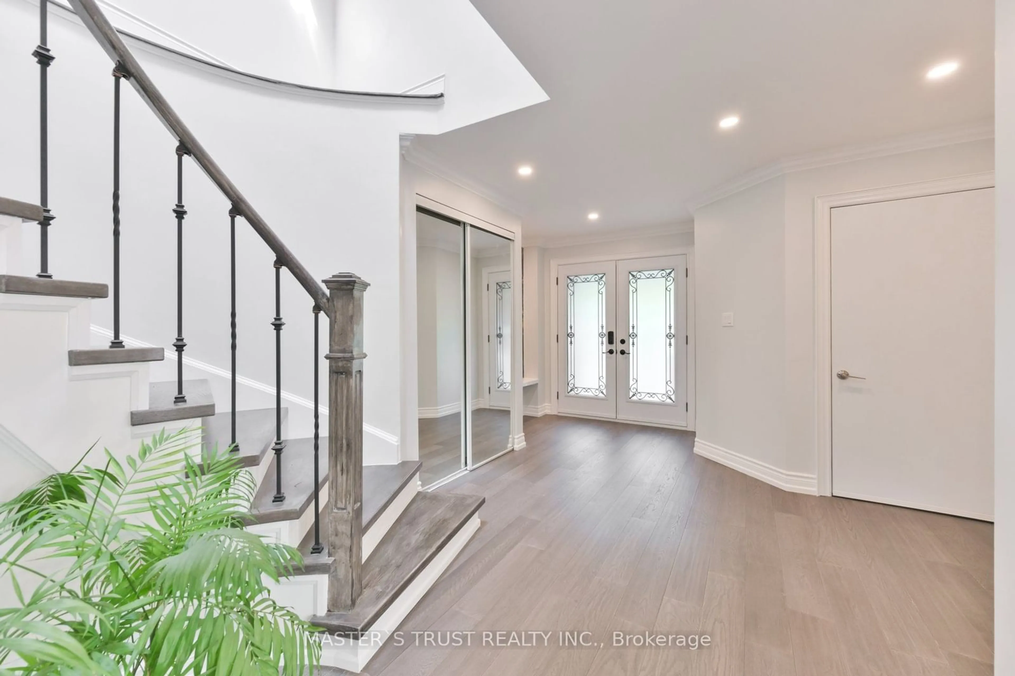 Indoor entryway for 27 Sunbird Blvd, Georgina Ontario L4P 3R9