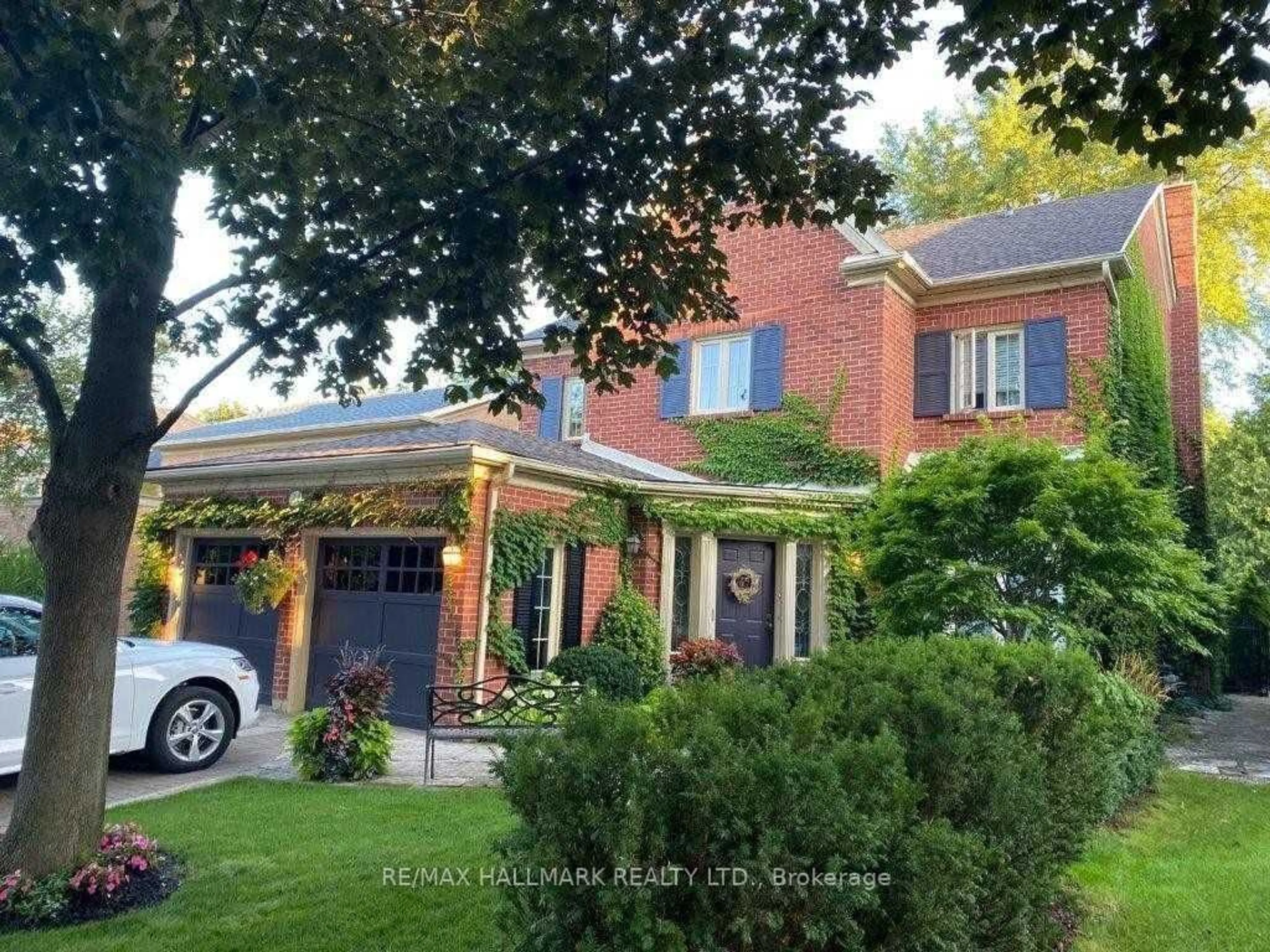 Home with brick exterior material for 34 Willett Cres, Richmond Hill Ontario L4C 7W1