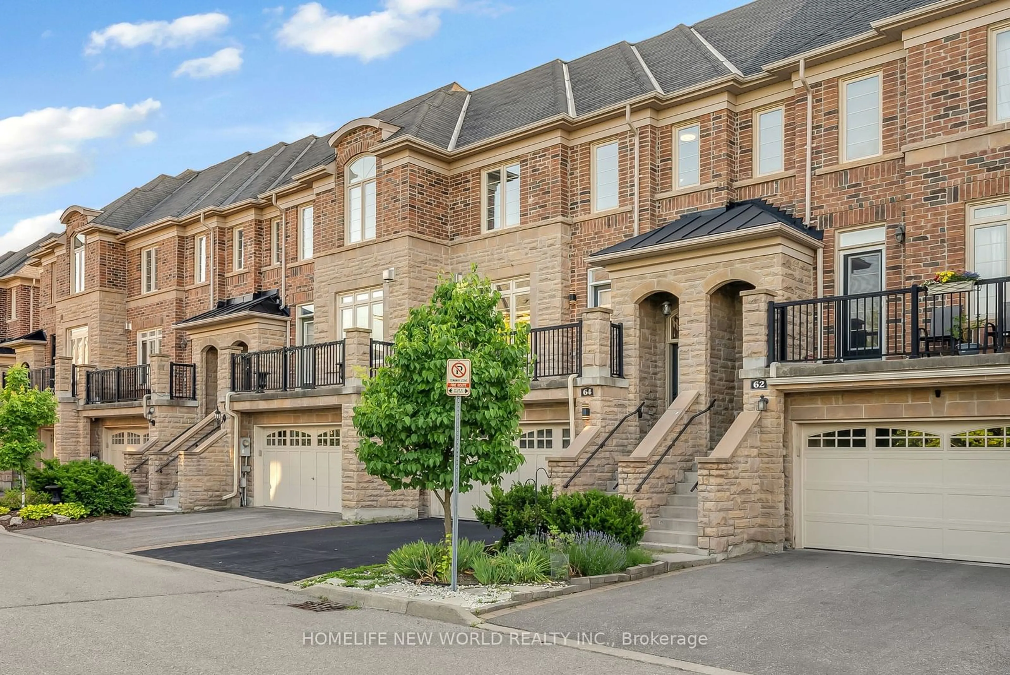 A pic from exterior of the house or condo for 64 Chapman Crt, Aurora Ontario L4G 0E2