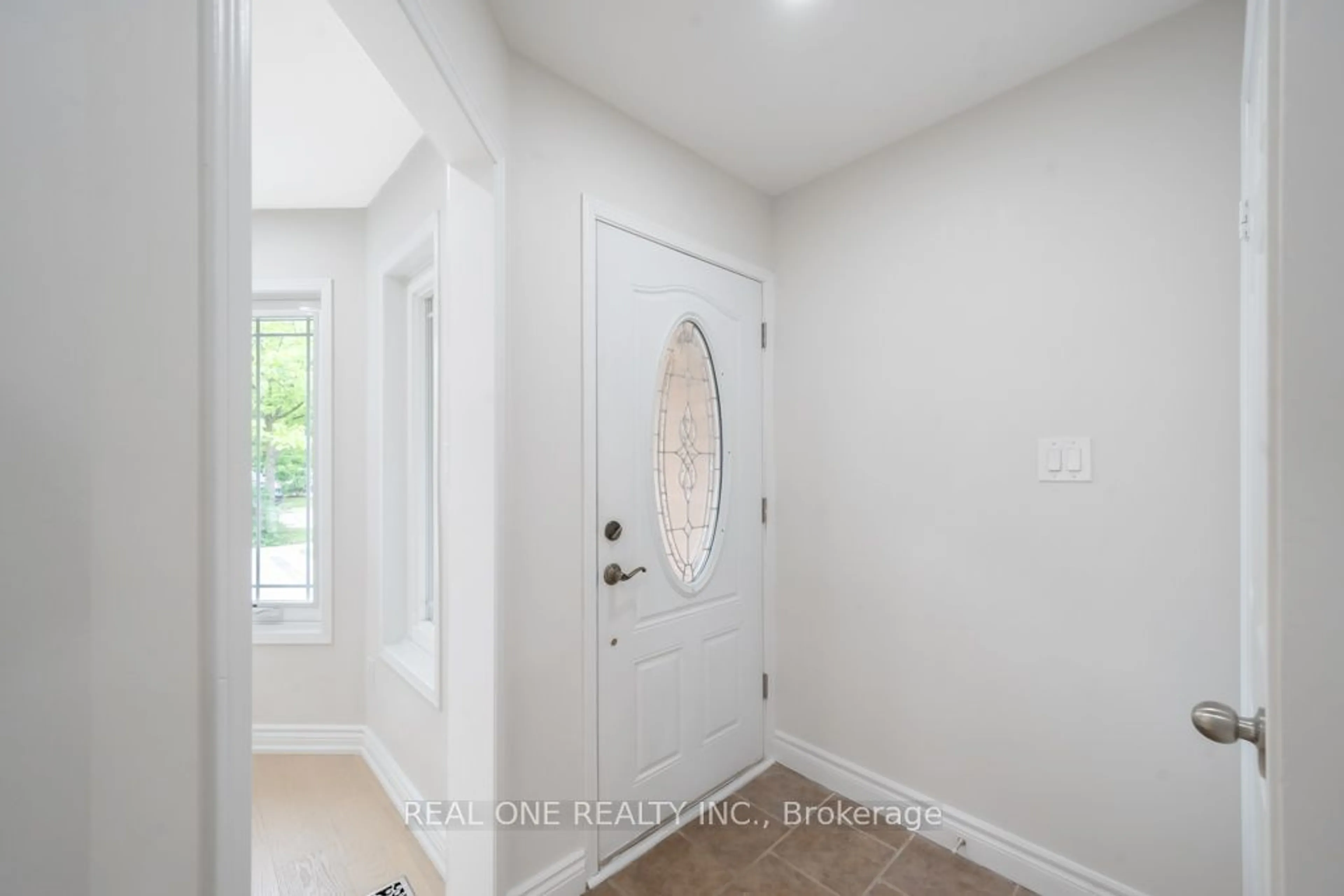 Indoor entryway for 149 Downey Circ, Aurora Ontario L4G 7G1