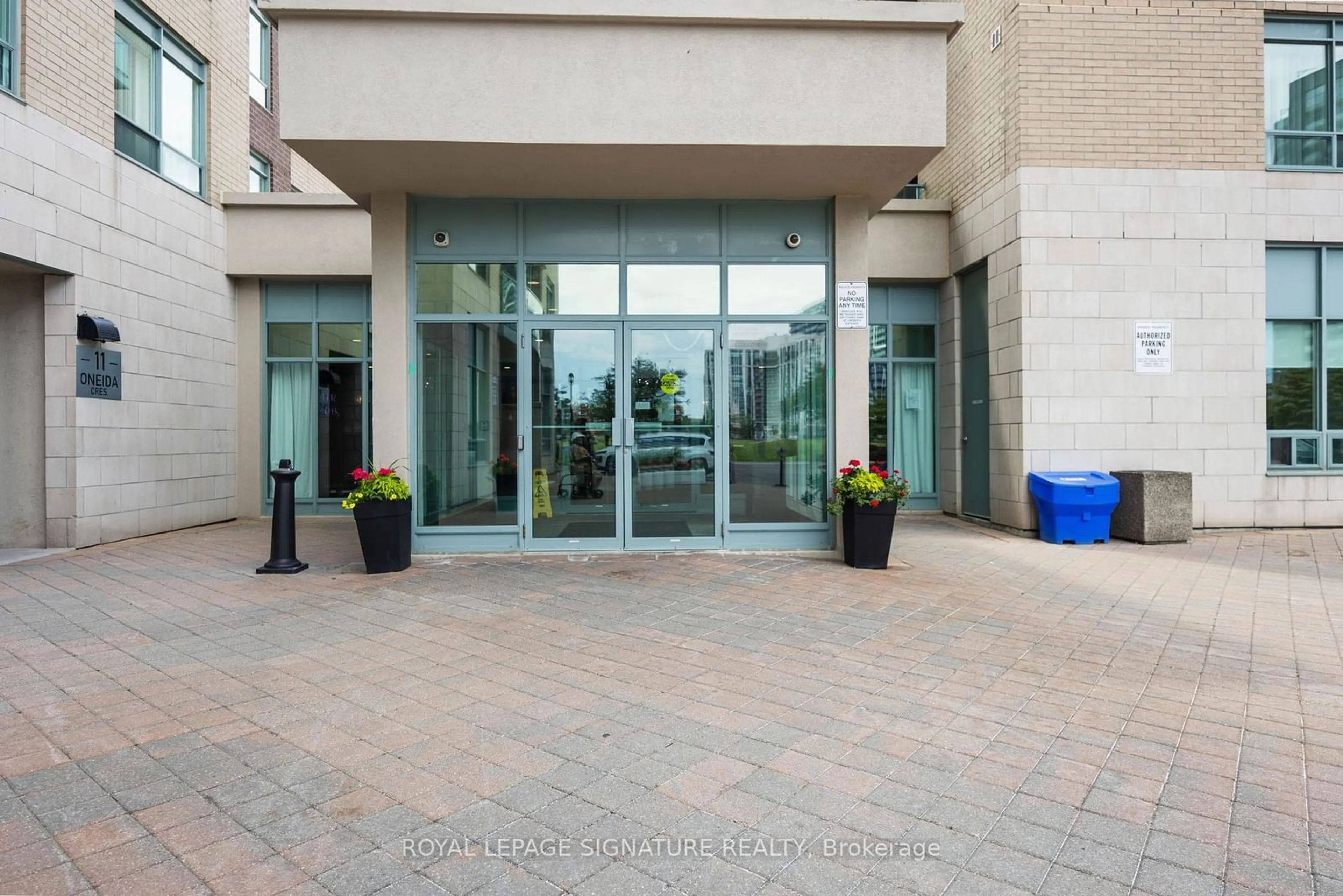 Indoor foyer for 23 Oneida Cres #1105, Richmond Hill Ontario L4B 0A2