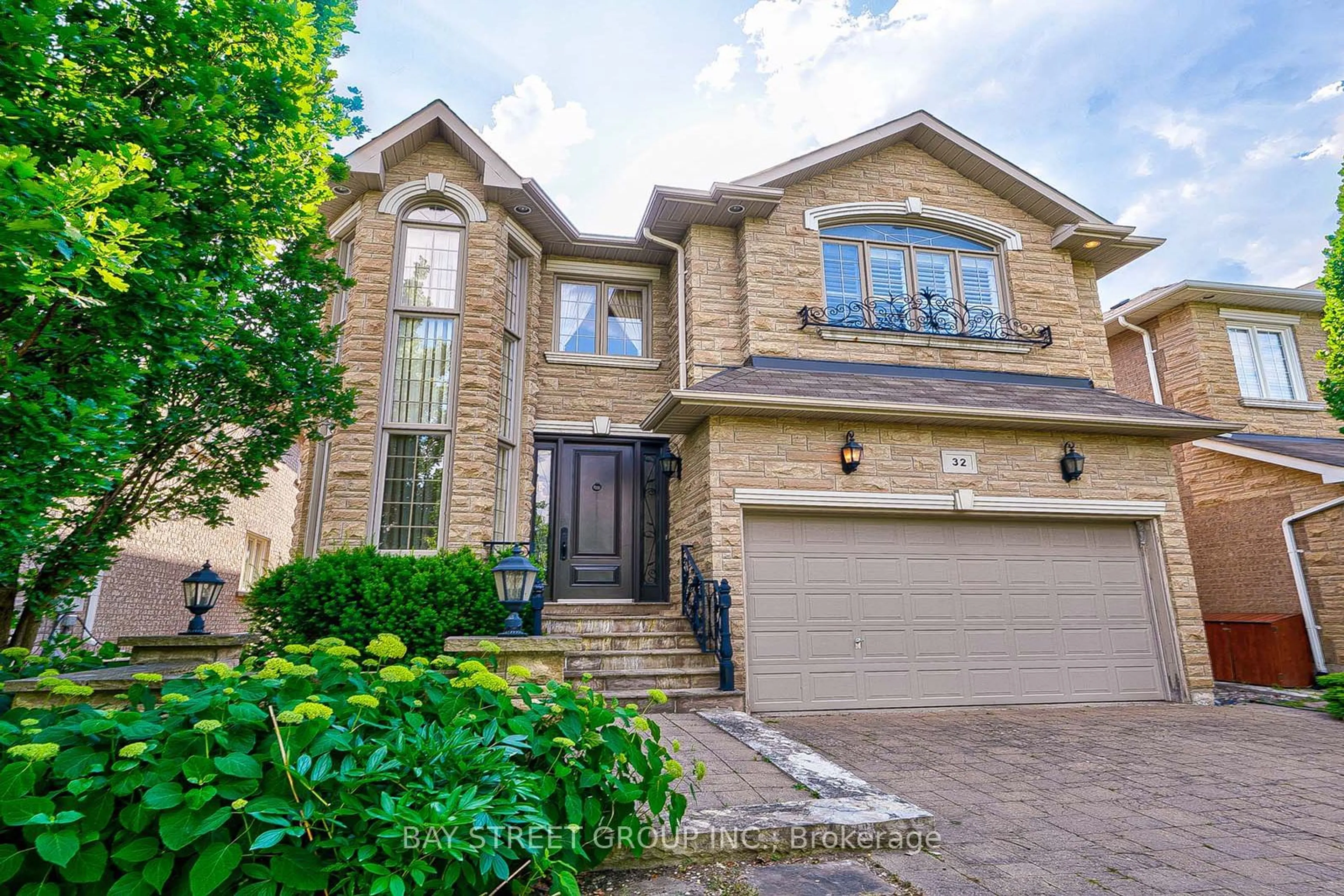 Home with brick exterior material for 32 Ridgestone Dr, Richmond Hill Ontario L4S 0A4