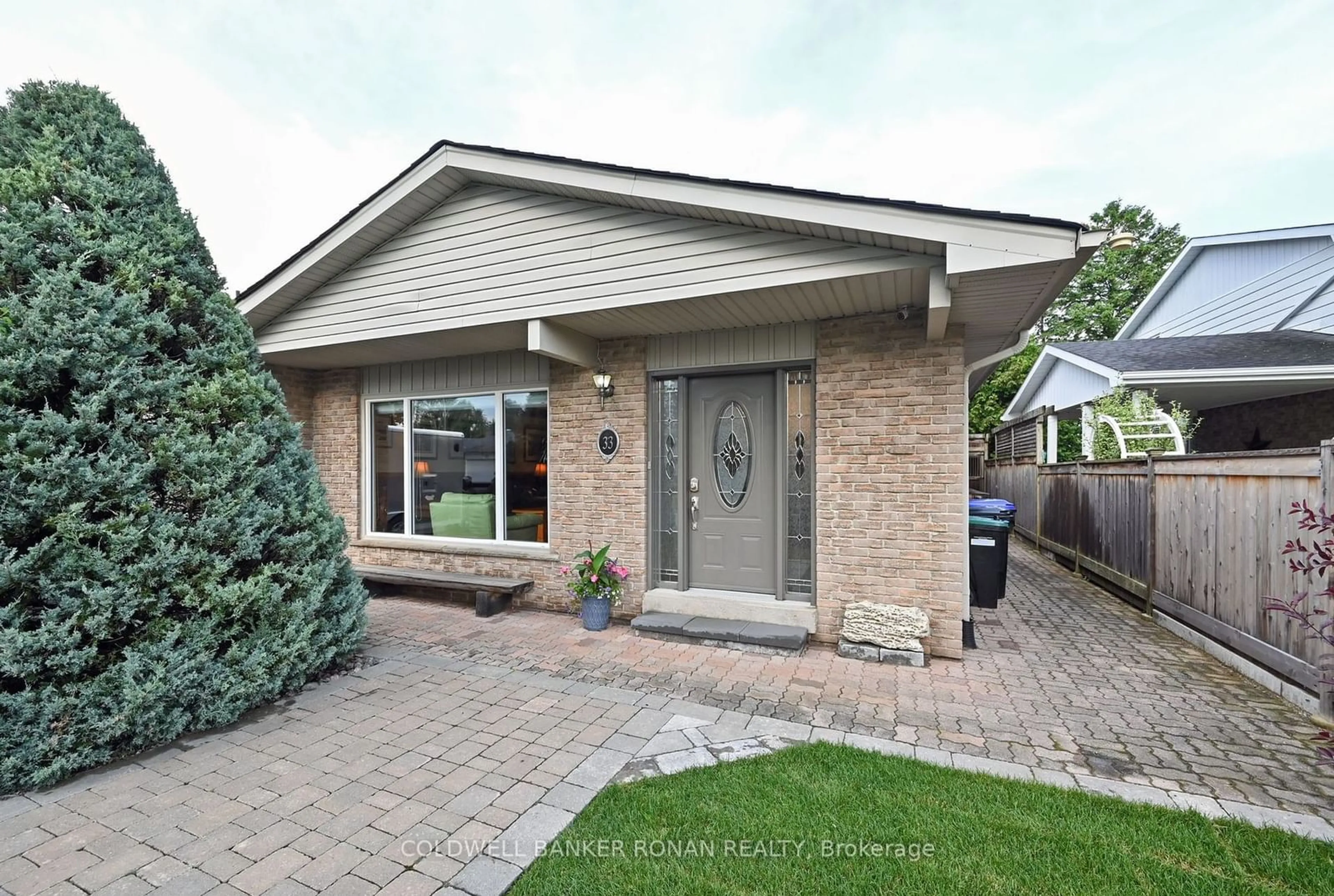 Home with brick exterior material for 33 Hunter Crt, New Tecumseth Ontario L9R 1A6