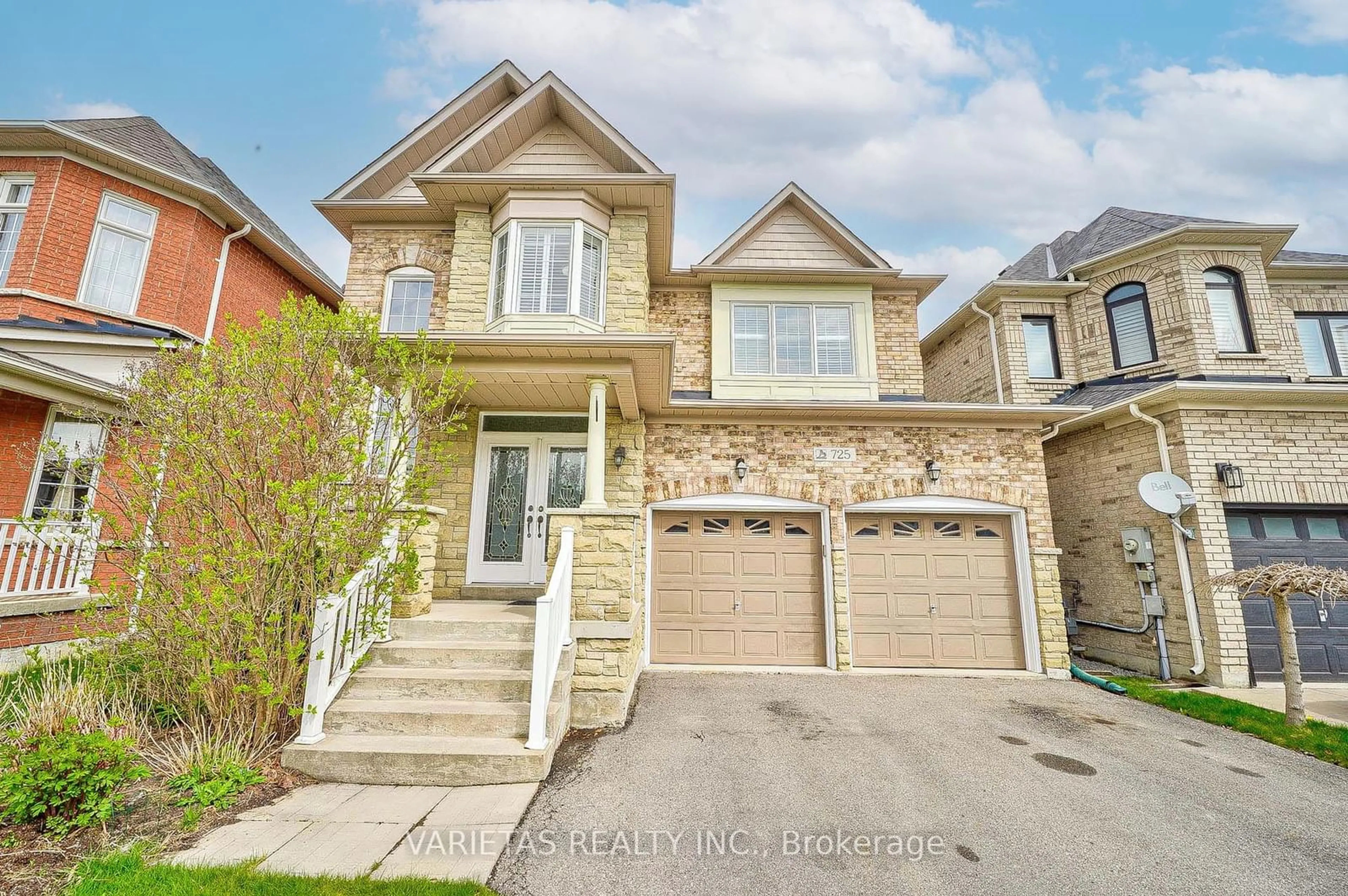 Frontside or backside of a home, the street view for 725 Millard St, Whitchurch-Stouffville Ontario L4A 0B2