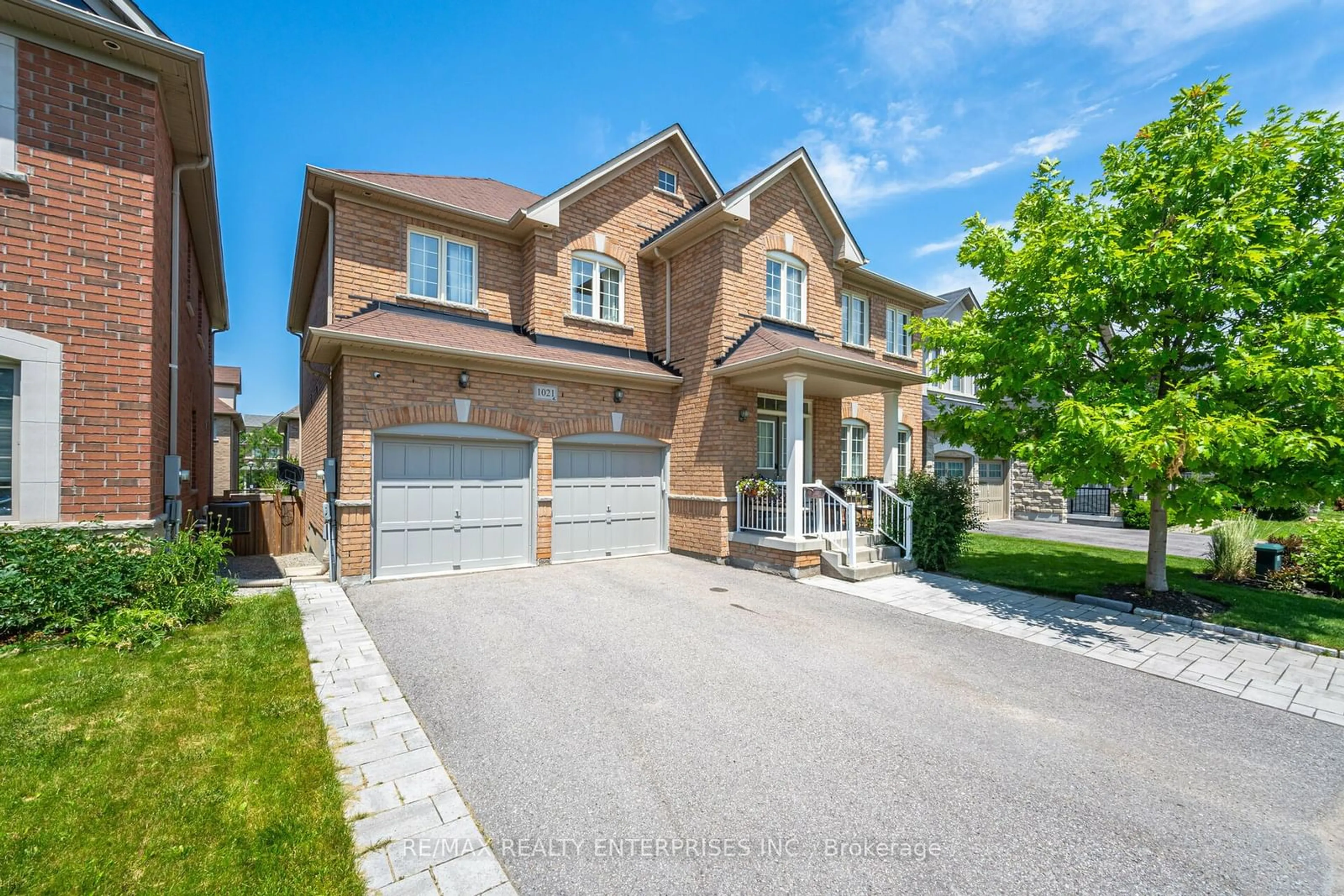 Frontside or backside of a home for 1021 Sherman Brock Circ, Newmarket Ontario L3X 0B4