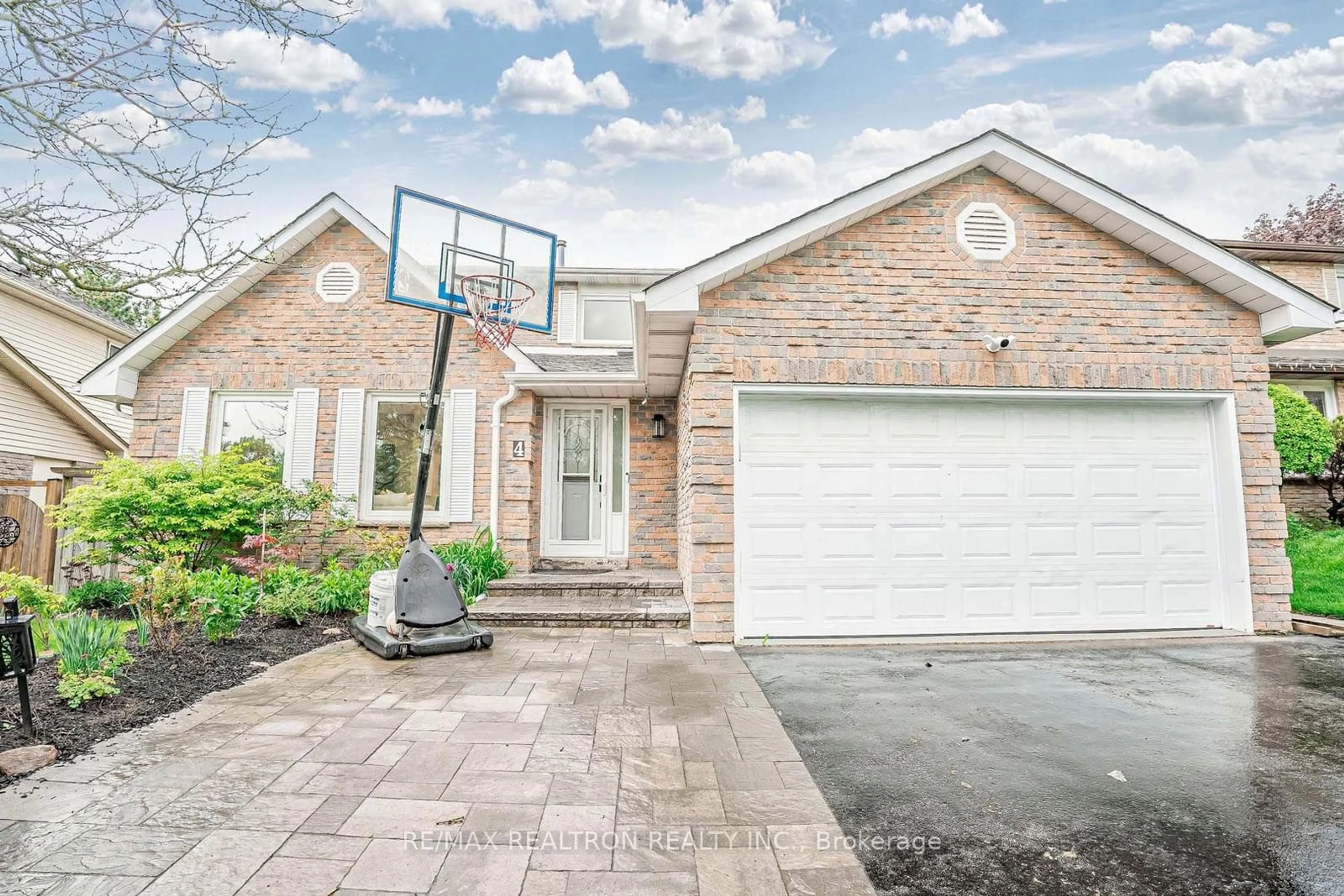 A pic from exterior of the house or condo for 4 Manning Cres, Newmarket Ontario L3Y 6H4