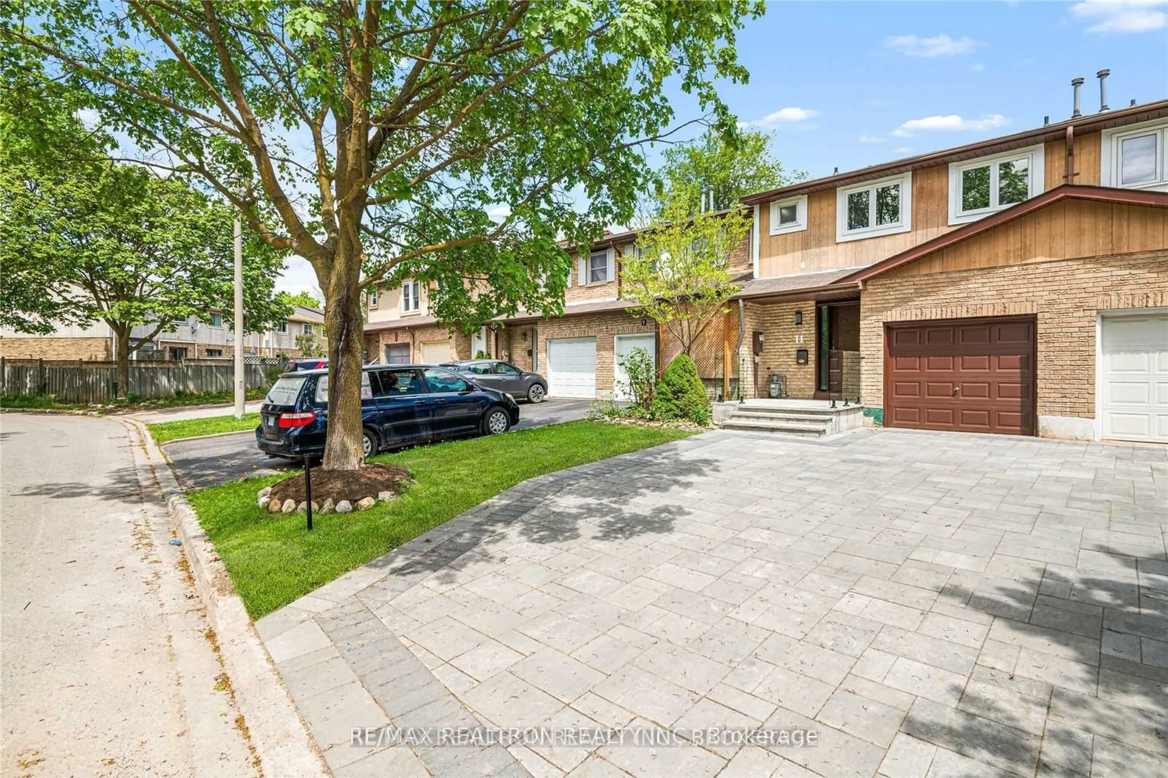 Frontside or backside of a home for 11 Michael Dr, Richmond Hill Ontario L4C 5W6