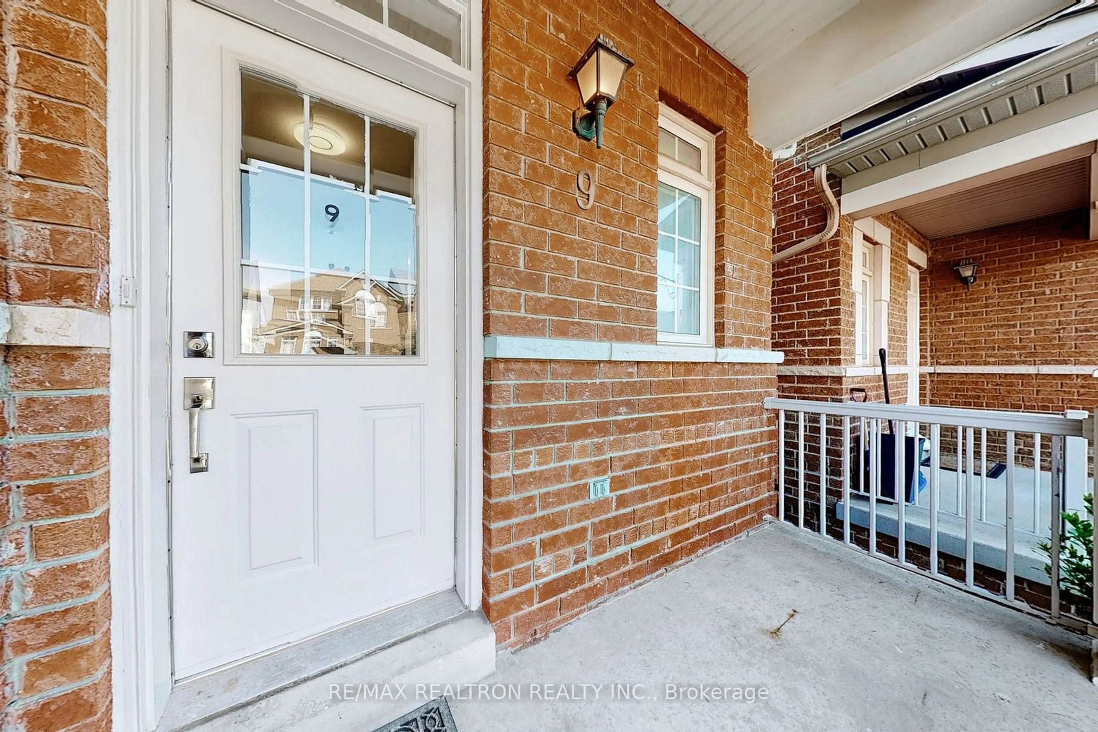 Indoor entryway for 9 Tottenham Crt, Markham Ontario L6B 1H5