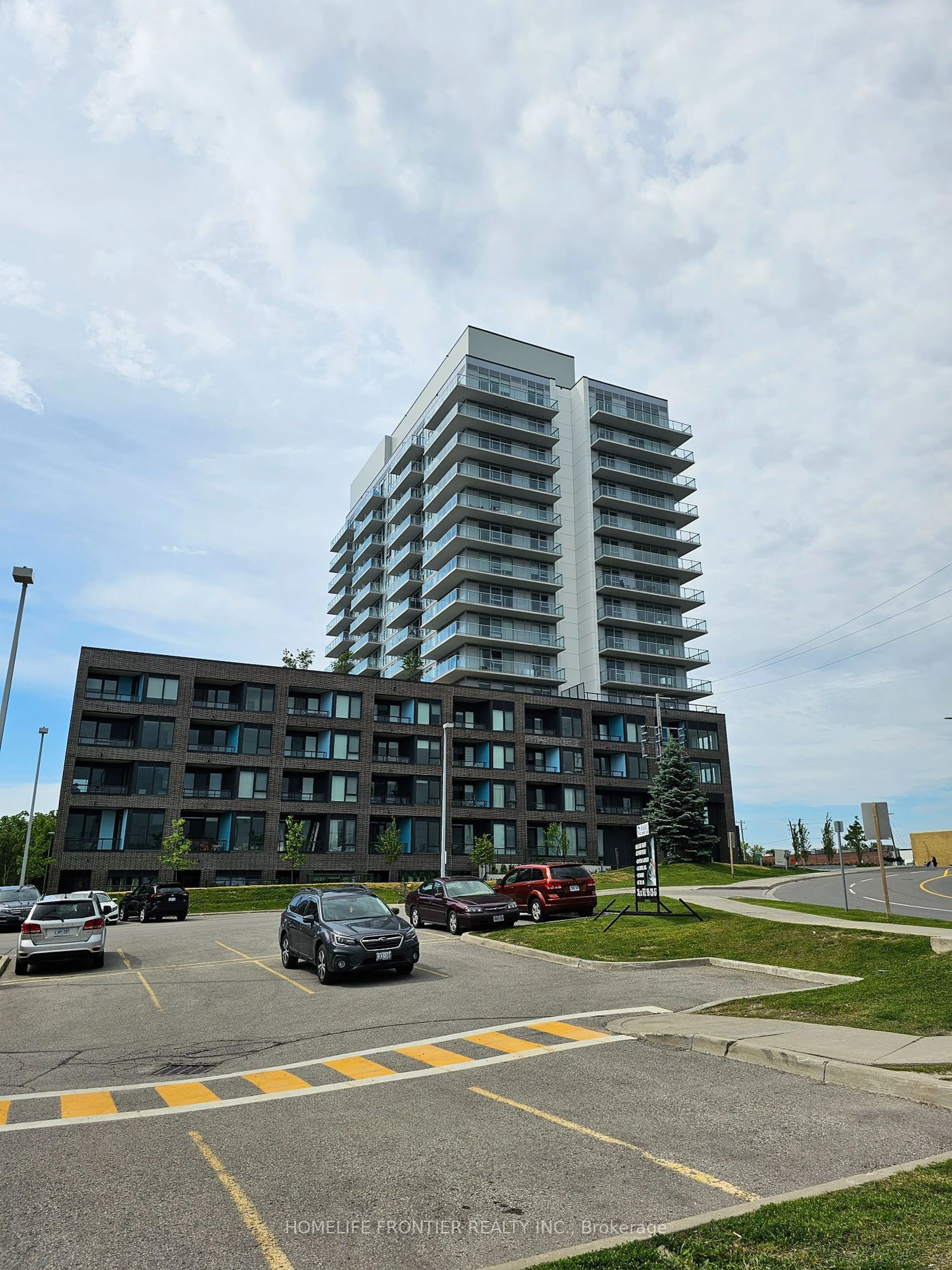 A pic from exterior of the house or condo for 185 Deerfield Rd #902, Newmarket Ontario L3Y 0G7