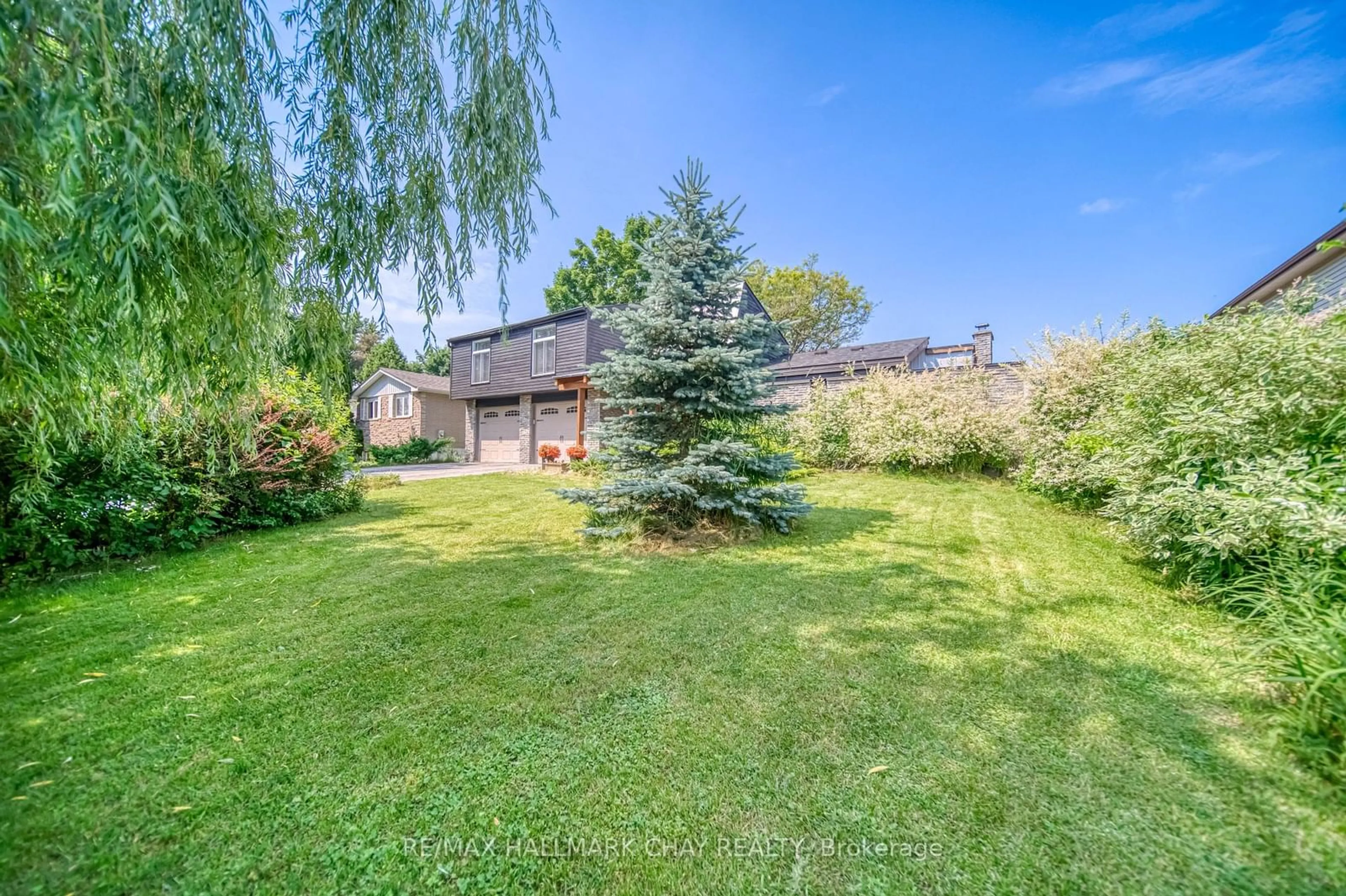 Fenced yard for 38 Birchlea Dr, Innisfil Ontario L0L 1R0