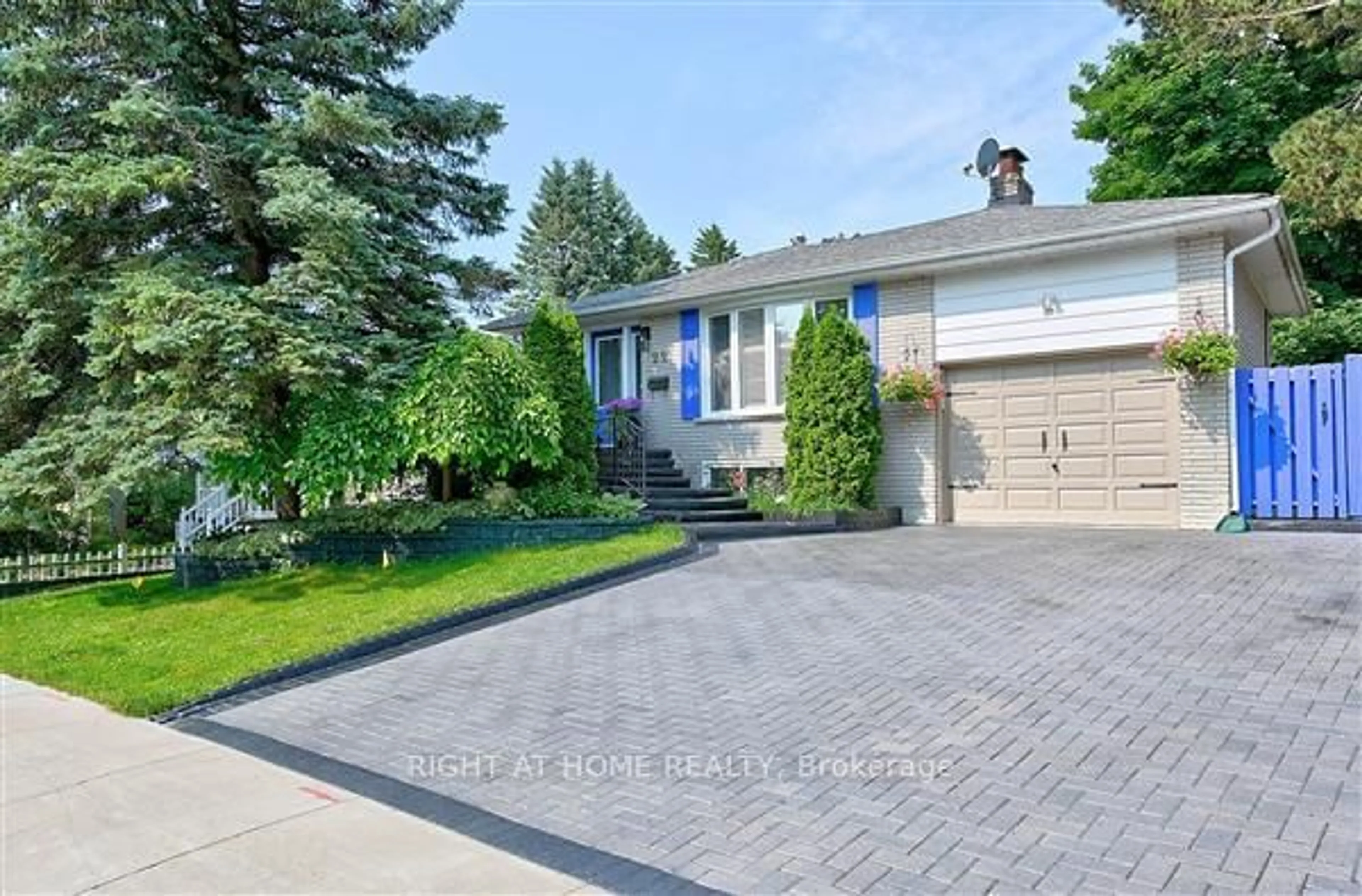 Frontside or backside of a home for 22 McDonald Dr, Aurora Ontario L4G 2T7