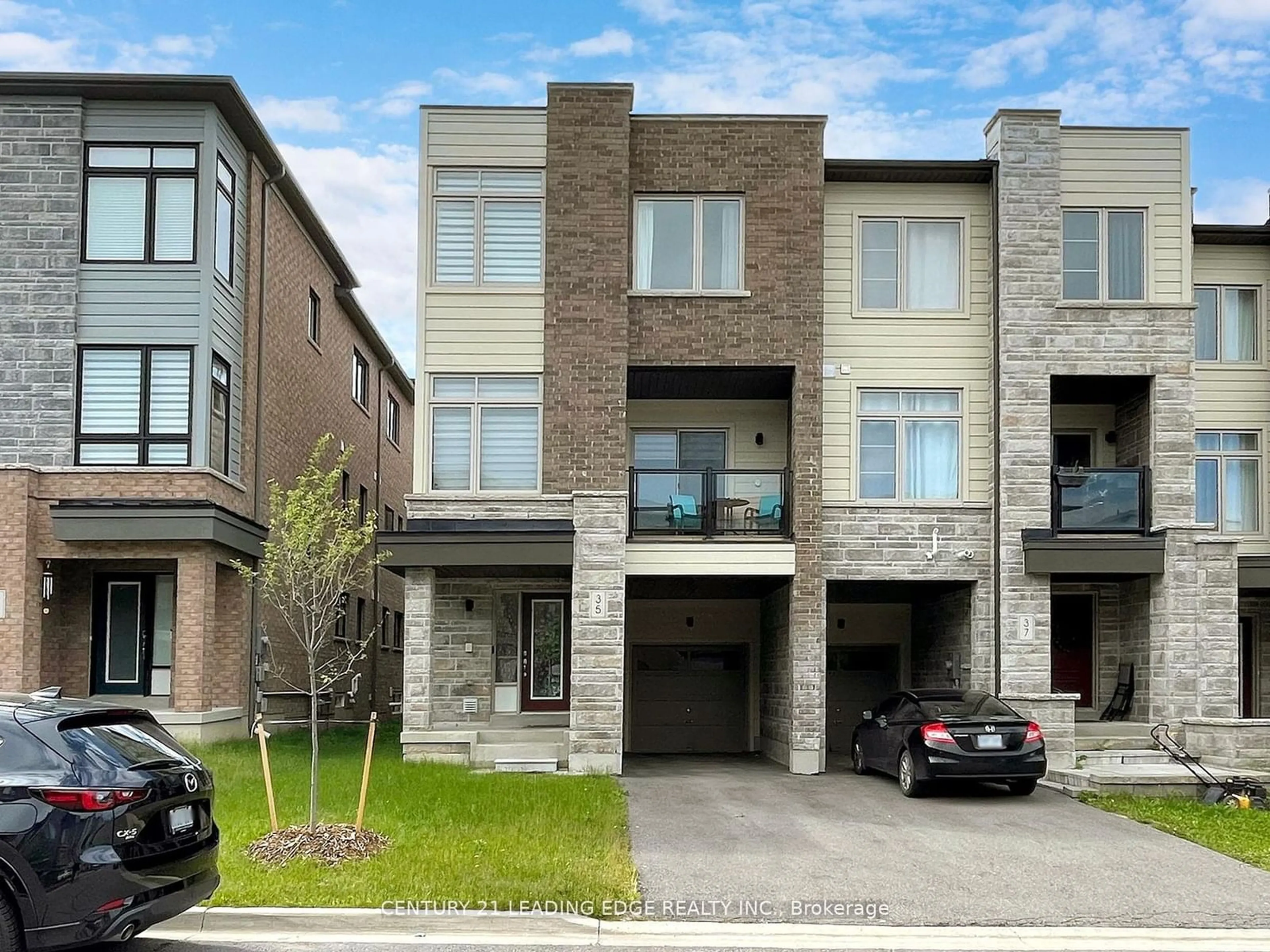 A pic from exterior of the house or condo for 35 Vantage Loop, Newmarket Ontario L3X 0K6