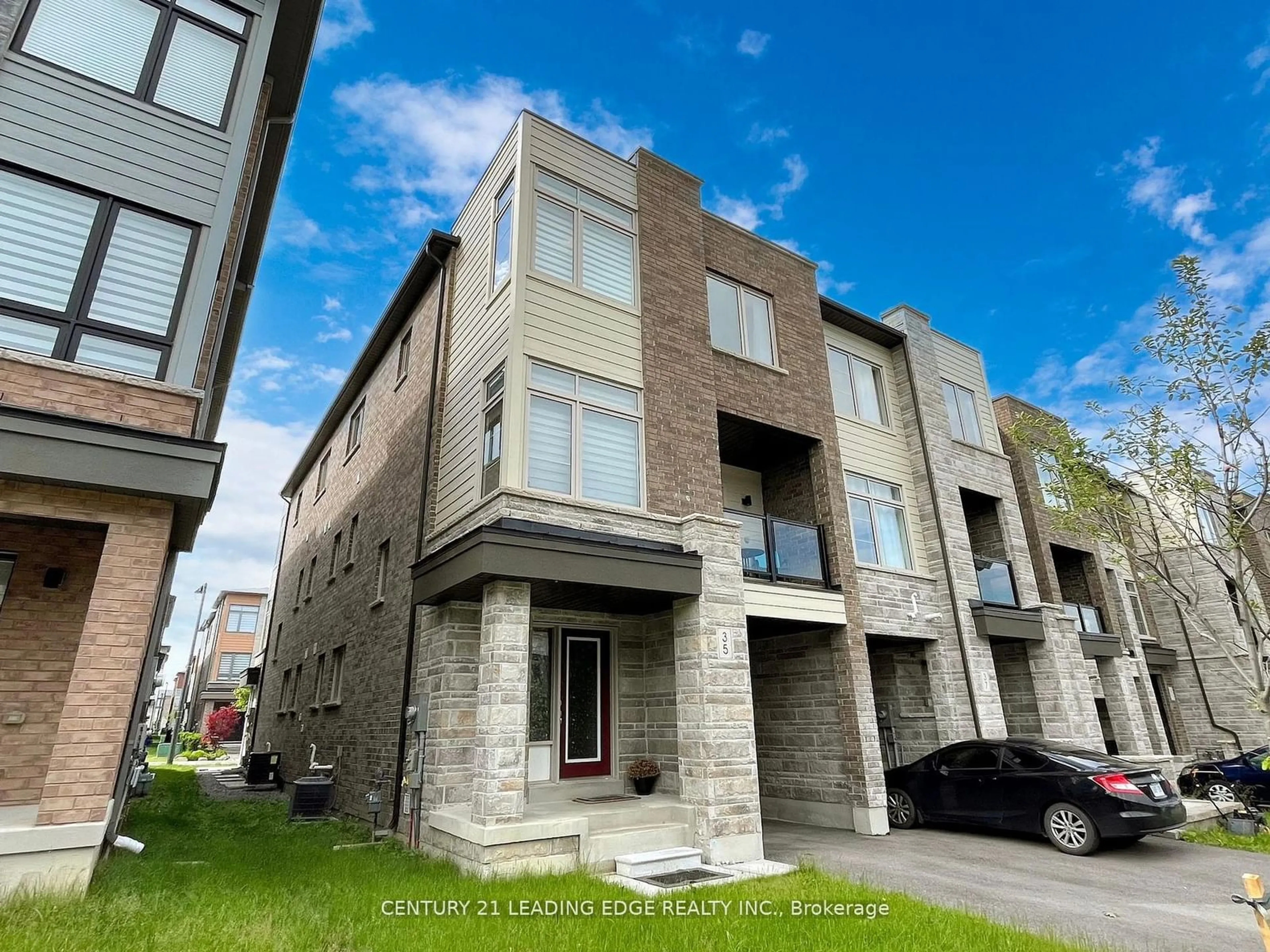 A pic from exterior of the house or condo for 35 Vantage Loop, Newmarket Ontario L3X 0K6