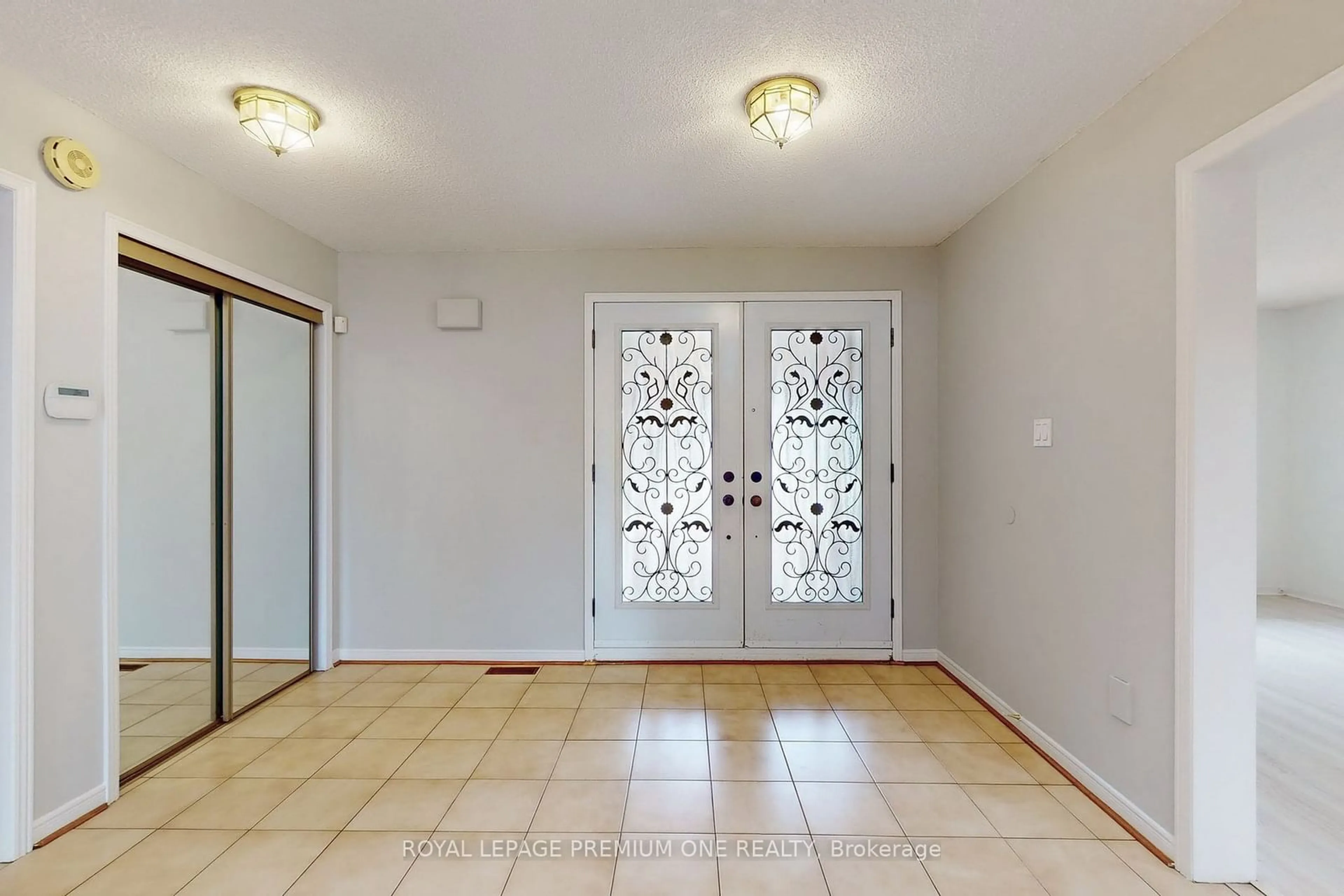 Indoor entryway for 70 Vineyard Crt, Vaughan Ontario L4L 5J8