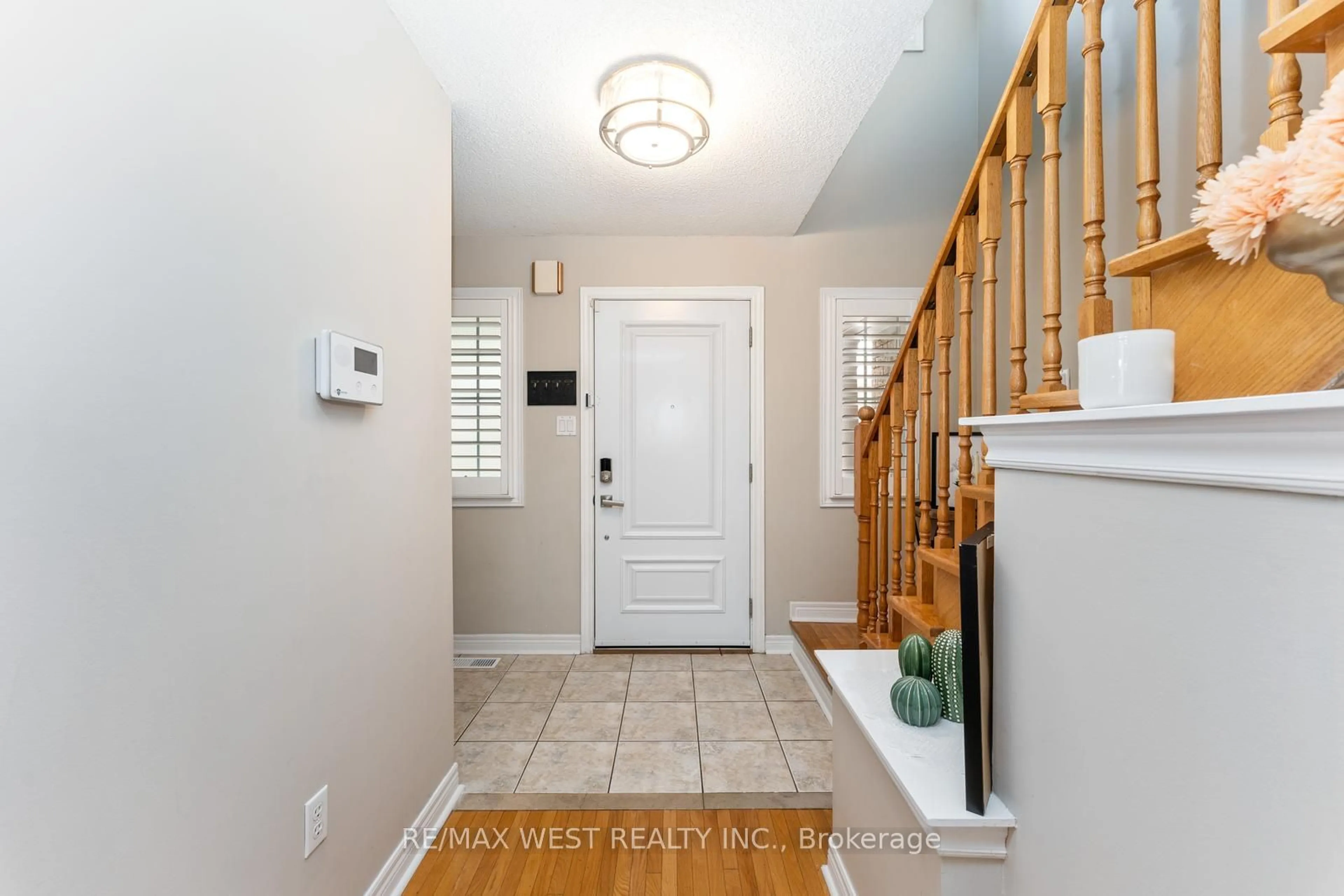Indoor entryway for 18 Toscana Rd, Vaughan Ontario L4H 1L2