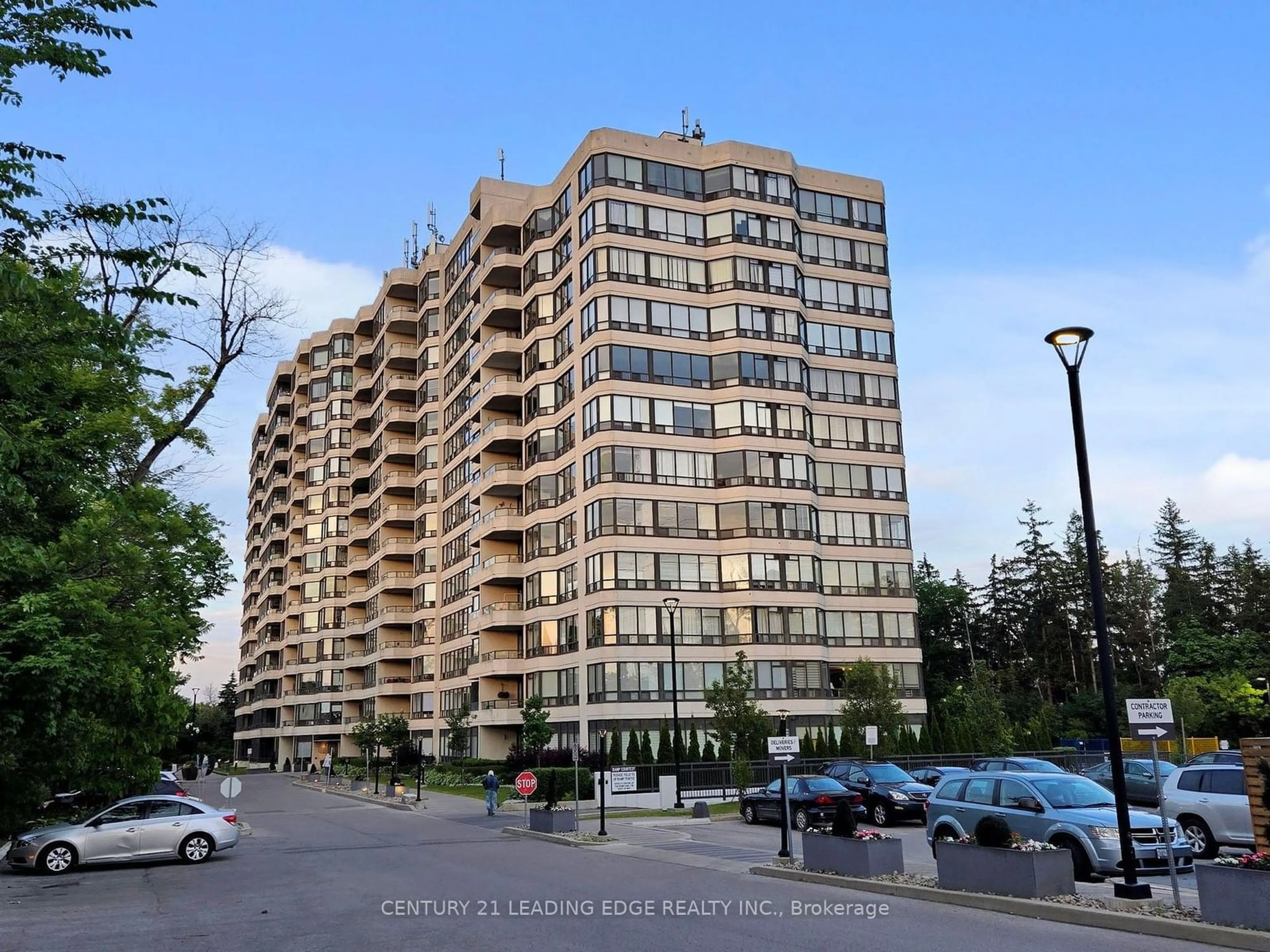 A pic from exterior of the house or condo for 8501 Bayview Ave #319, Richmond Hill Ontario L4B 3J7